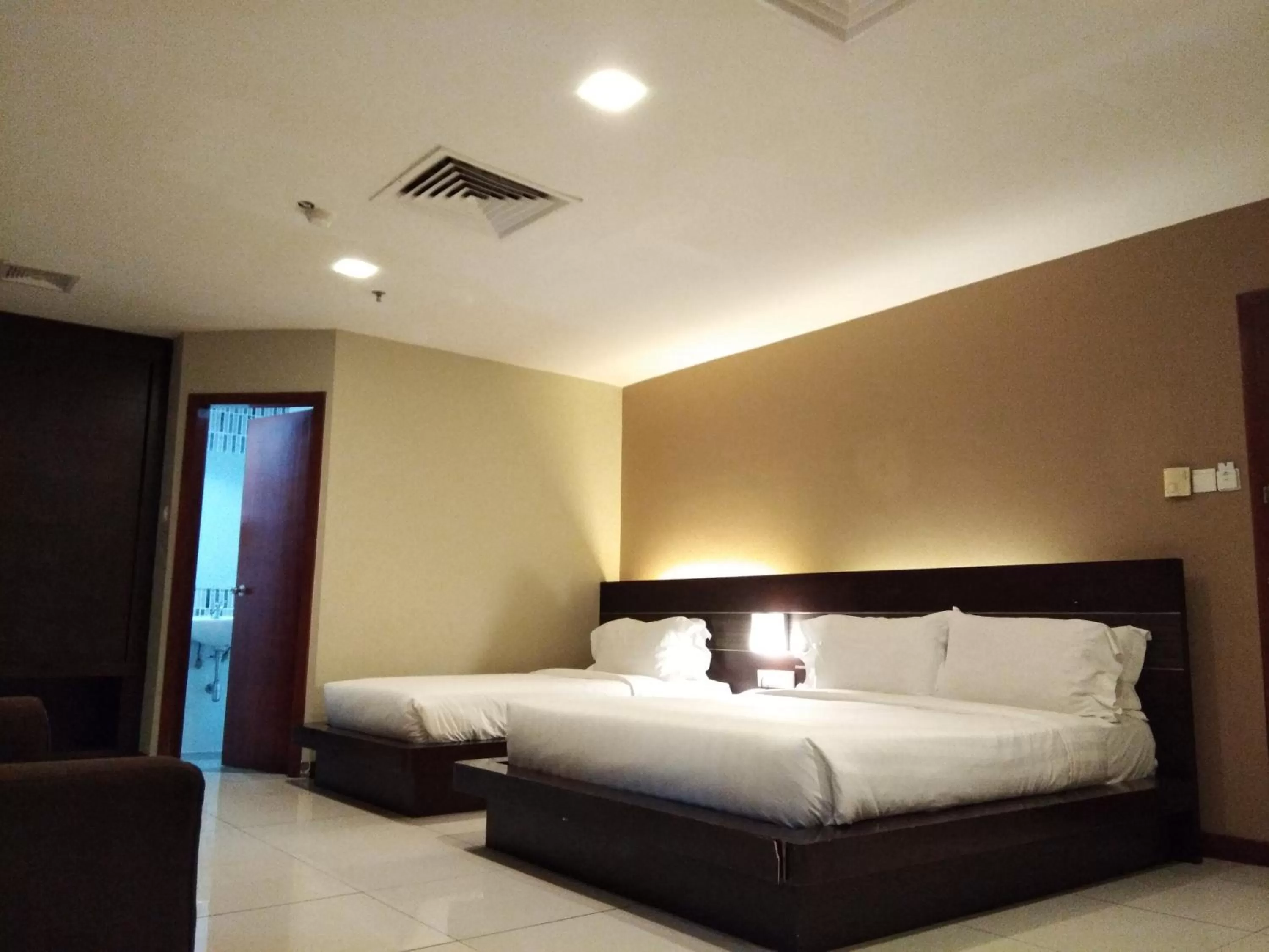 Bedroom, Bed in Kinabalu Daya Hotel