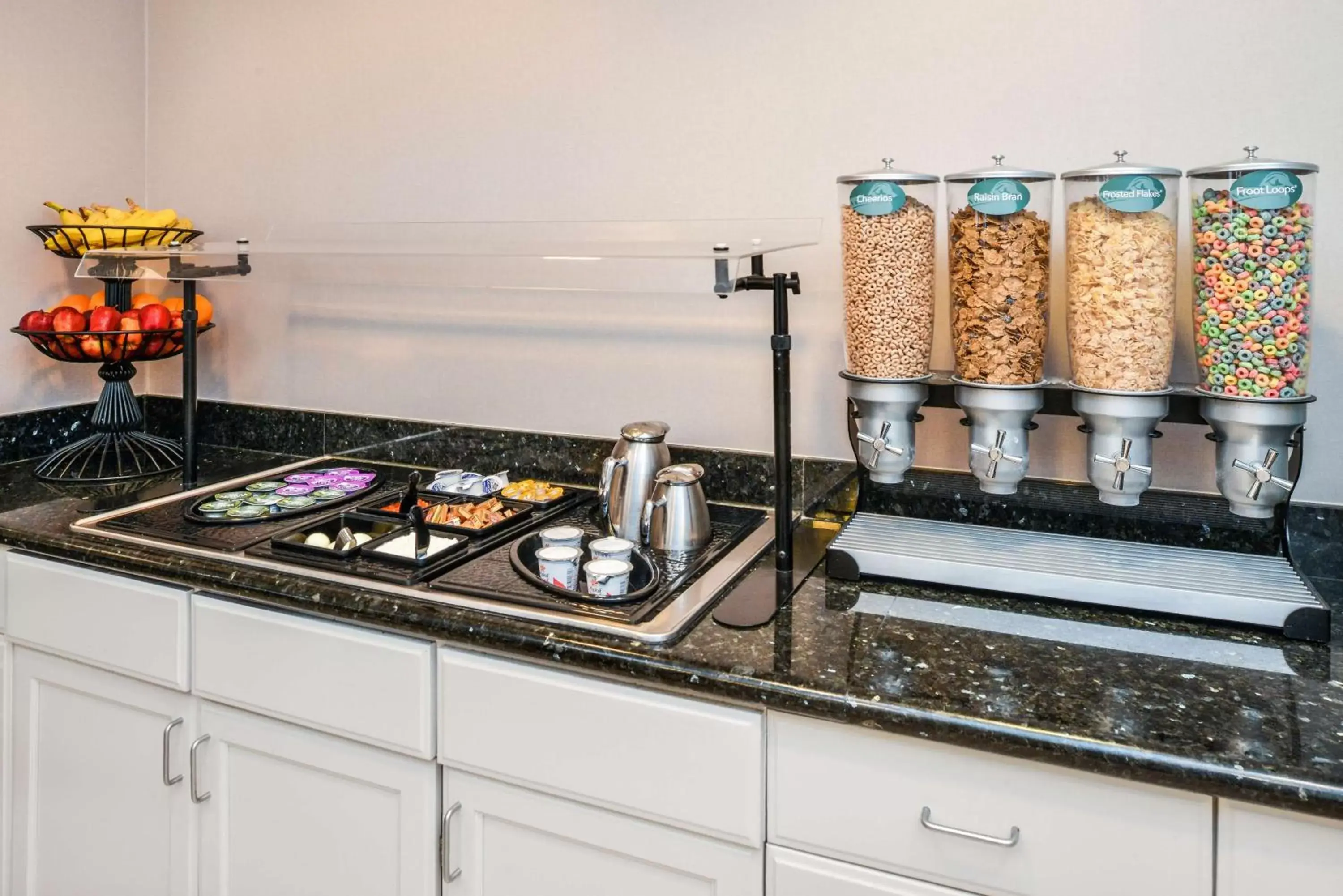 Breakfast, Kitchen/Kitchenette in Homewood Suites by Hilton Fresno