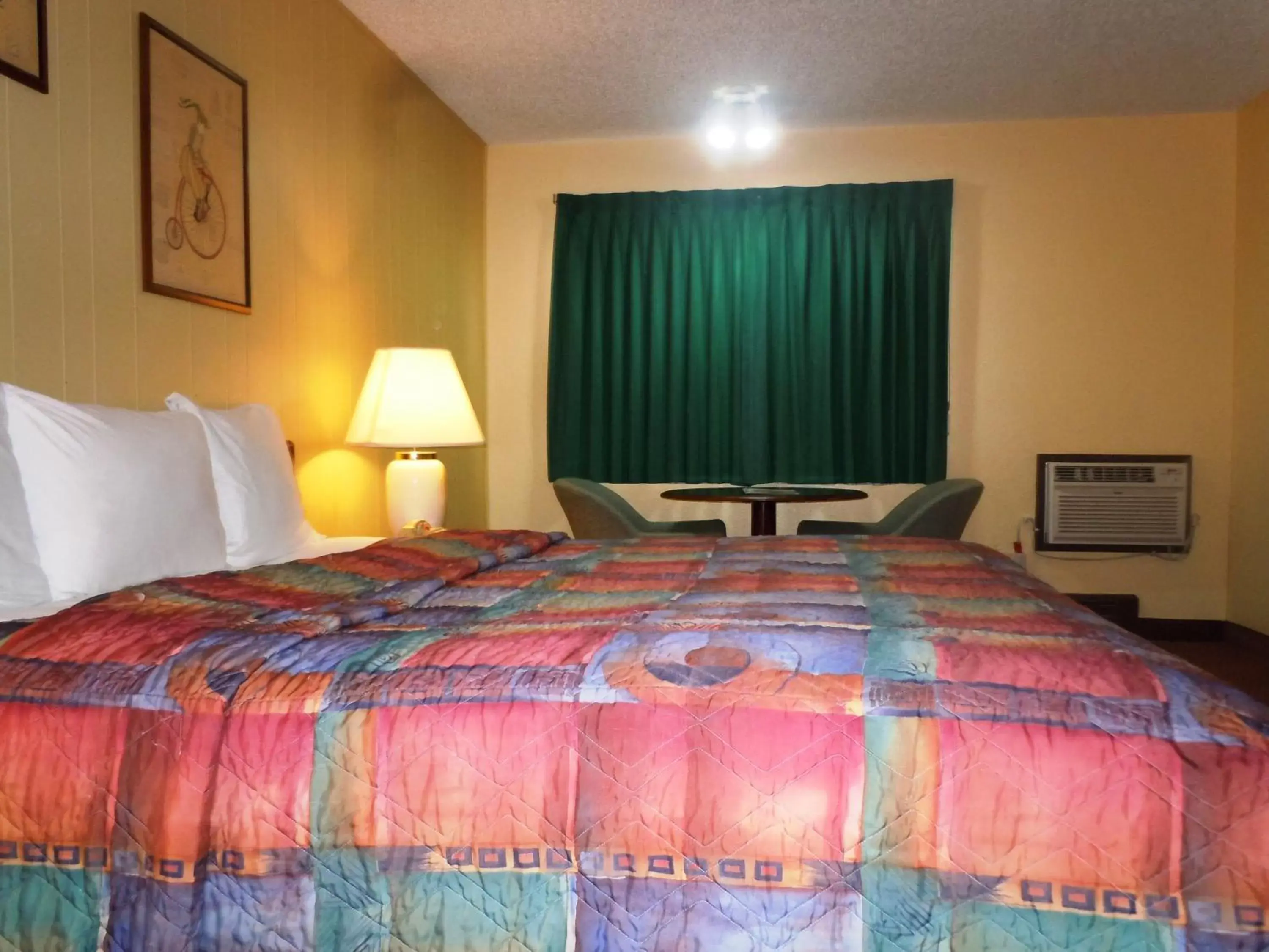 Bed in Red Lion Inn & Suites Yakima