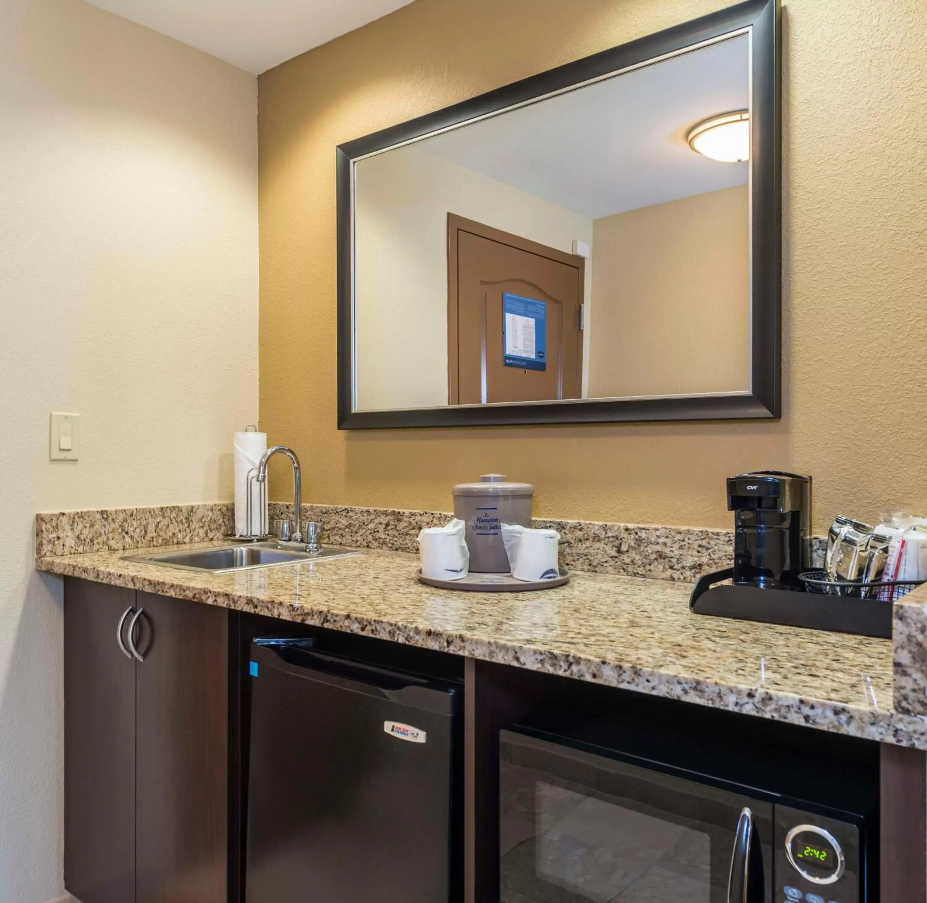 Bedroom, Kitchen/Kitchenette in Hampton Inn & Suites Jacksonville South - Bartram Park