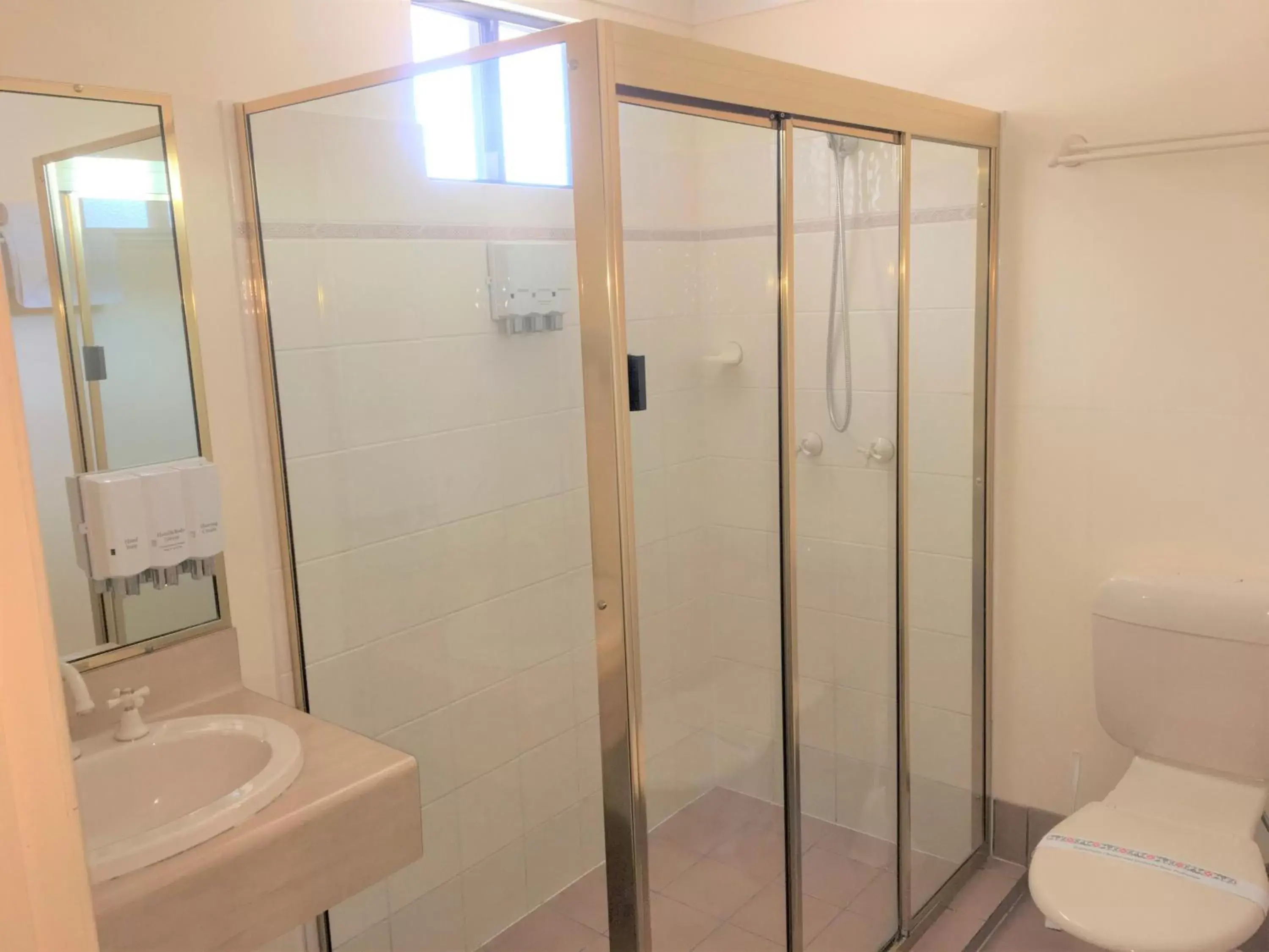 Bathroom in Warwick Vines Motel
