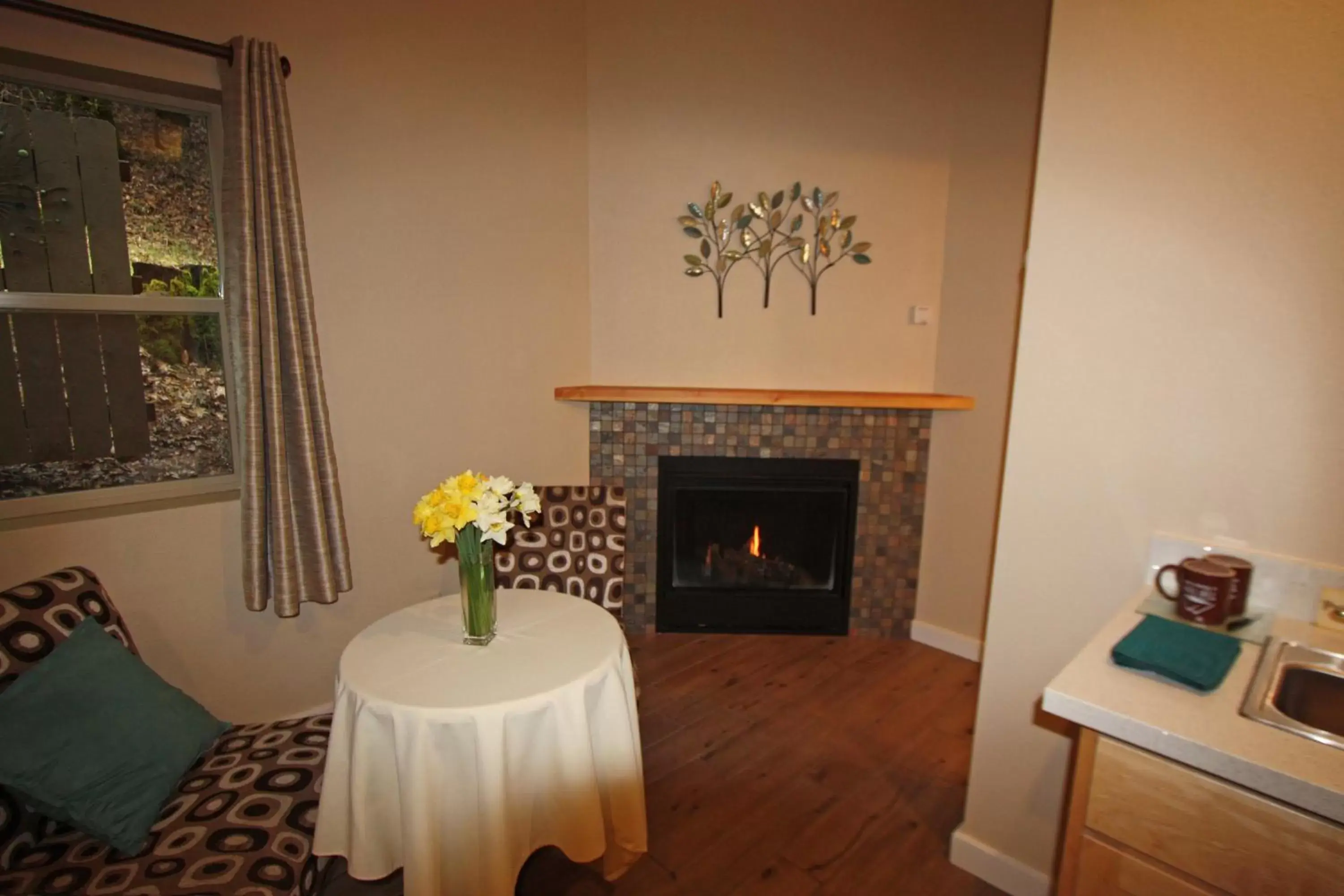 Seating Area in The Inn at Shasta Lake