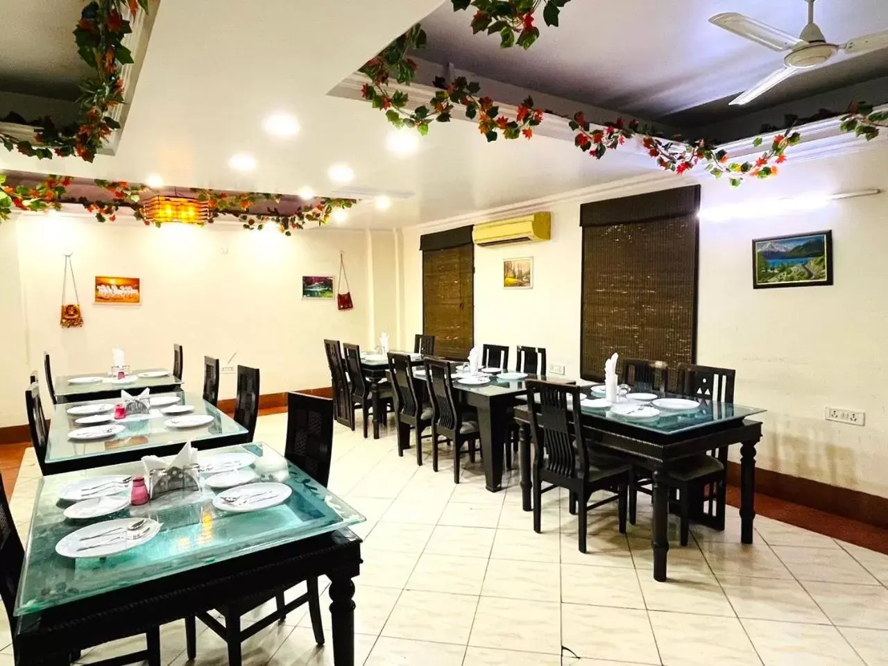 Breakfast, Restaurant/Places to Eat in Hotel Banz - Near Delhi International Airport