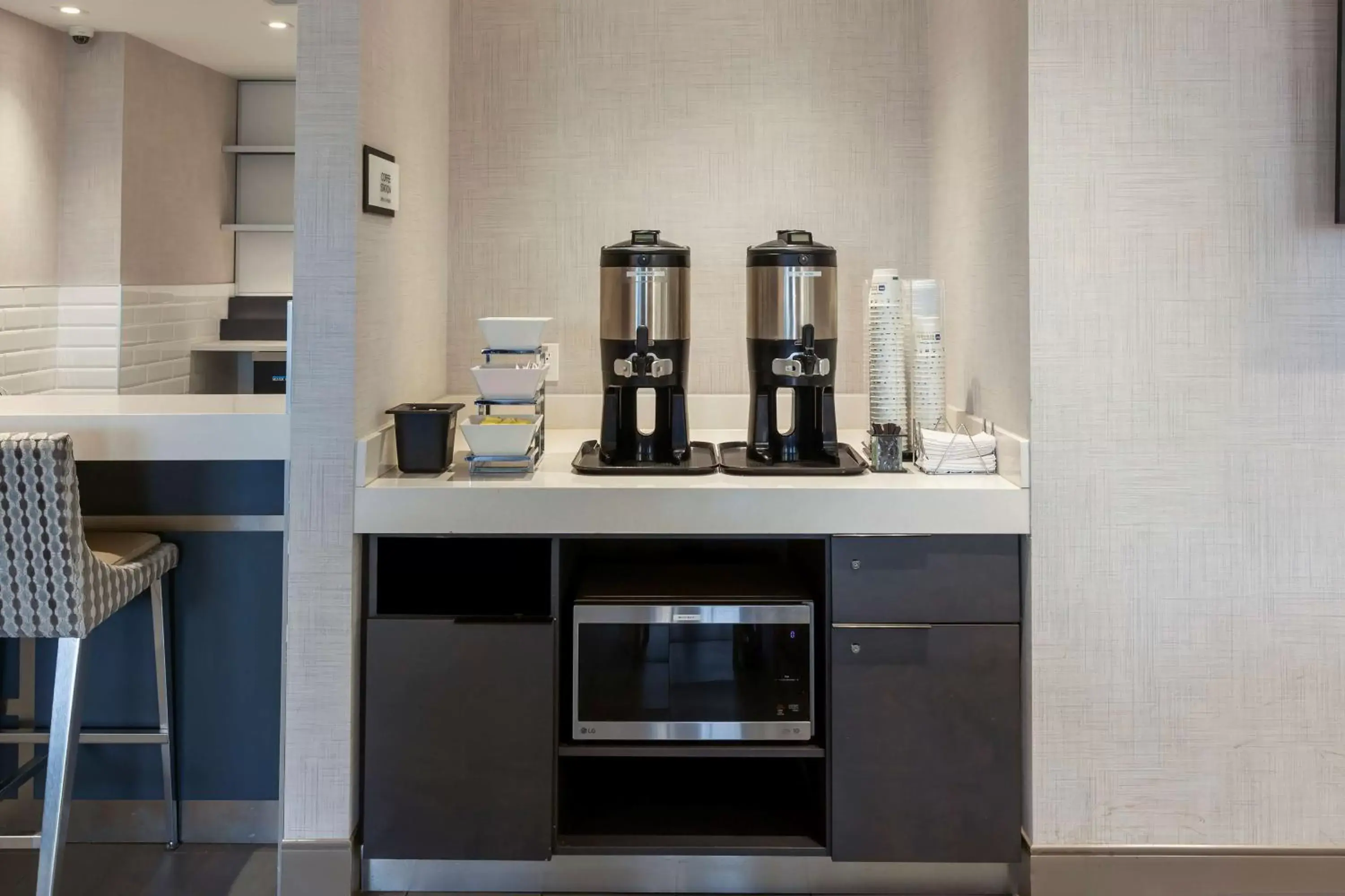 Breakfast, Kitchen/Kitchenette in Executive Residency by Best Western Toronto-Mississauga