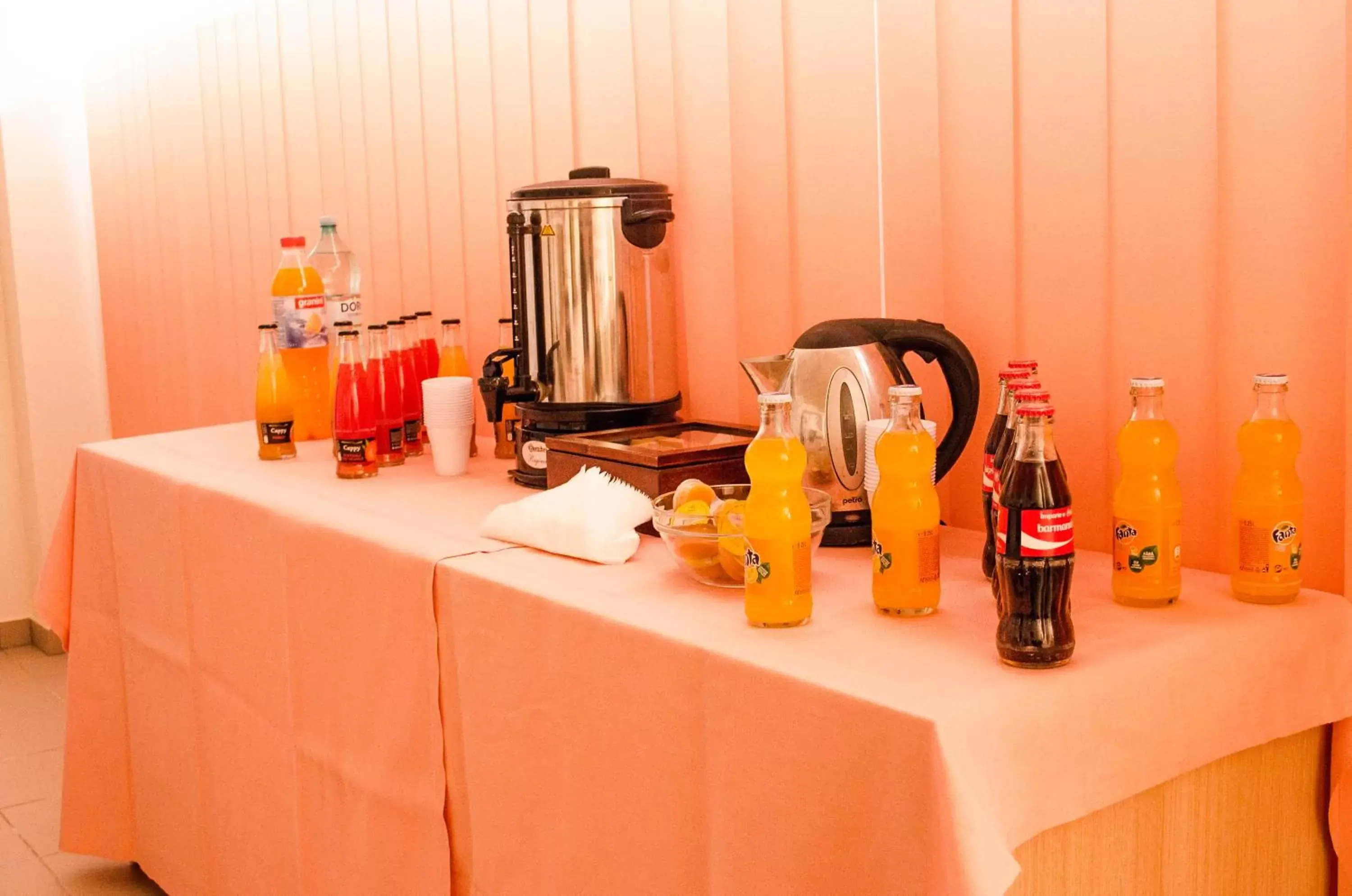 Coffee/tea facilities in Hotel Oxford Inns&Suites