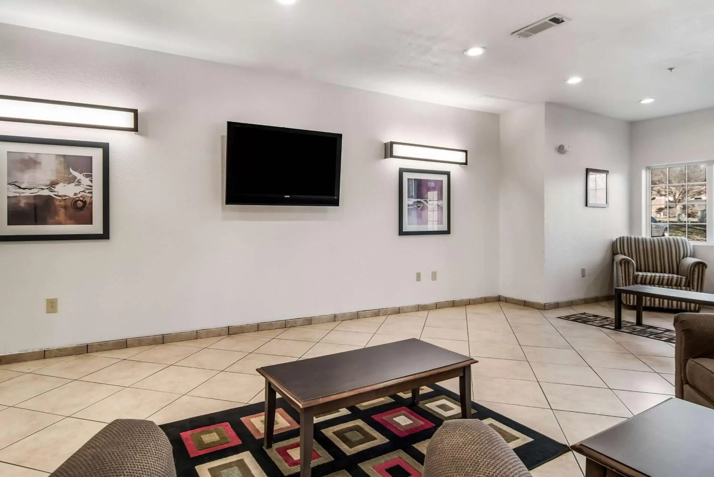Communal lounge/ TV room, TV/Entertainment Center in Motel 6-Canton, GA