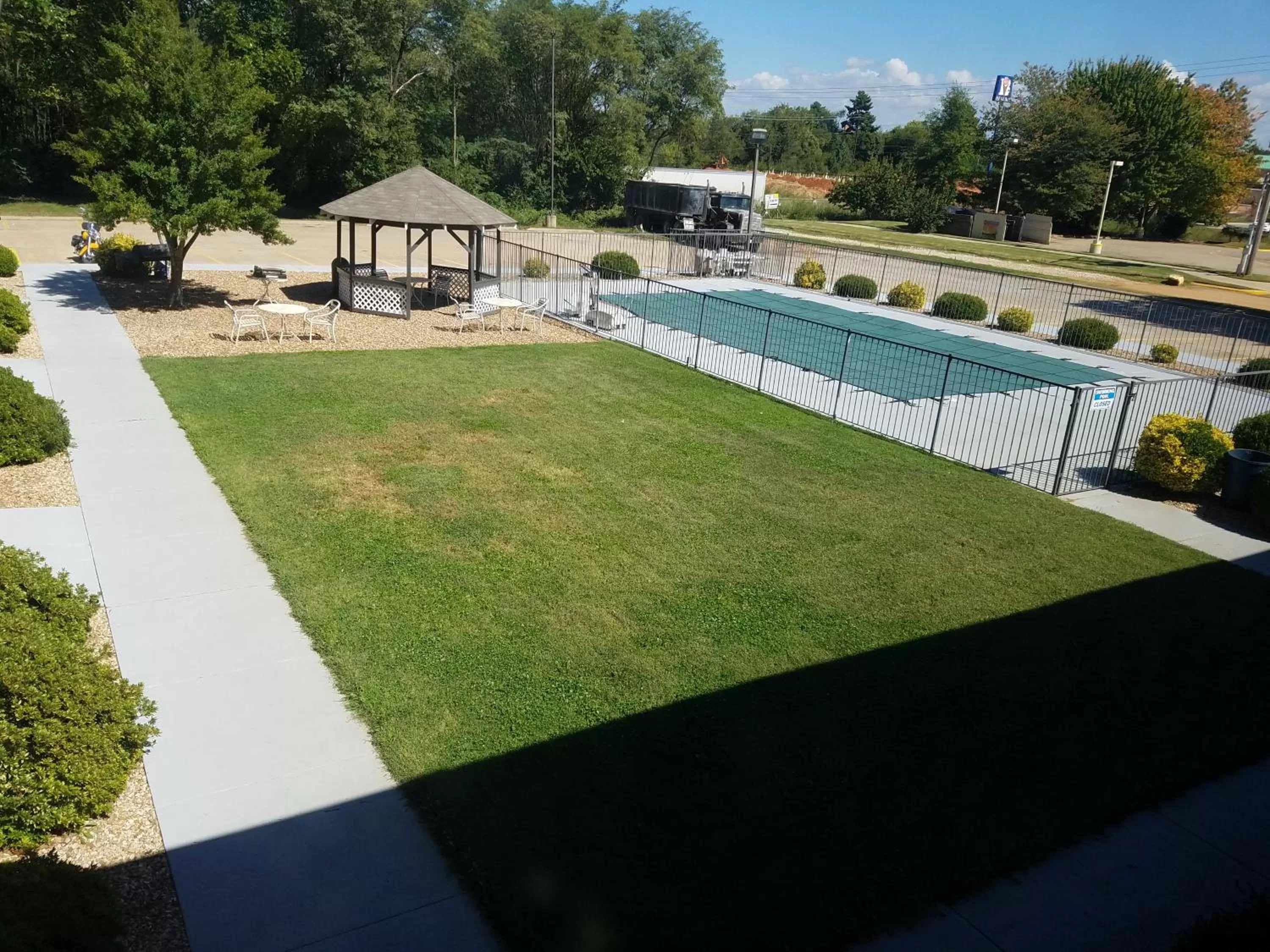 BBQ facilities in Super 8 by Wyndham Bentonville