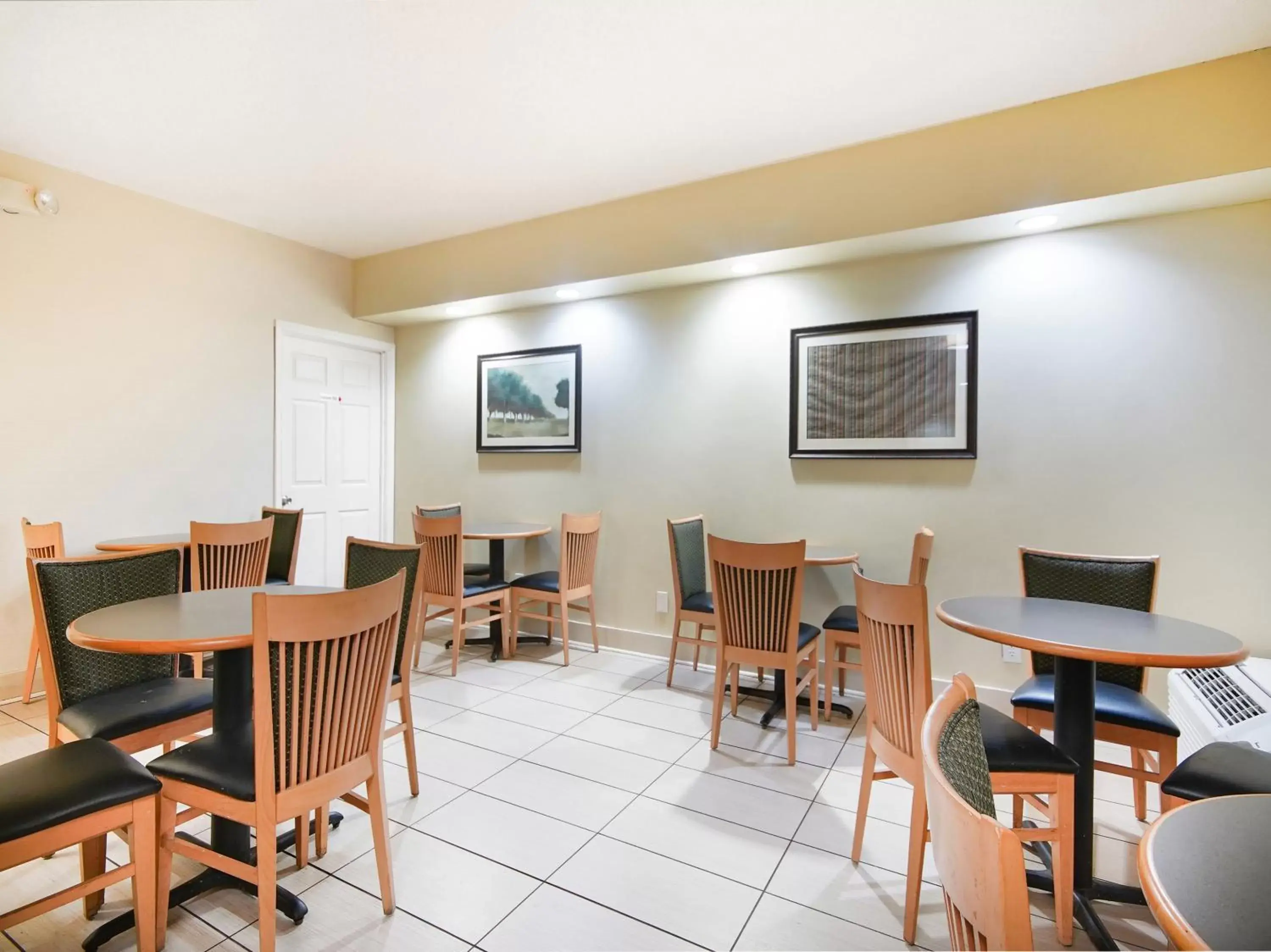 Restaurant/places to eat in Baymont by Wyndham Williamsburg Restaurant/places to eat in Baymont by Wyndham Williamsburg