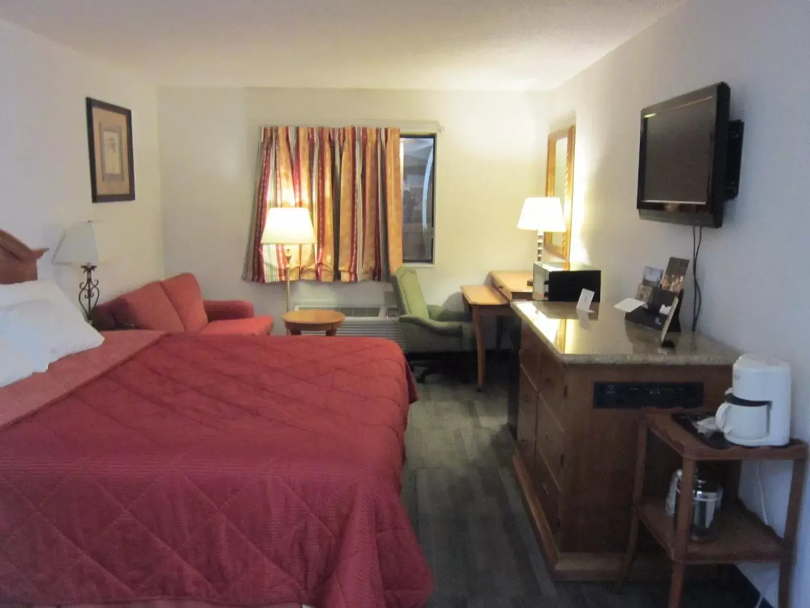 Bedroom, TV/Entertainment Center in American Inn and Suites Ionia