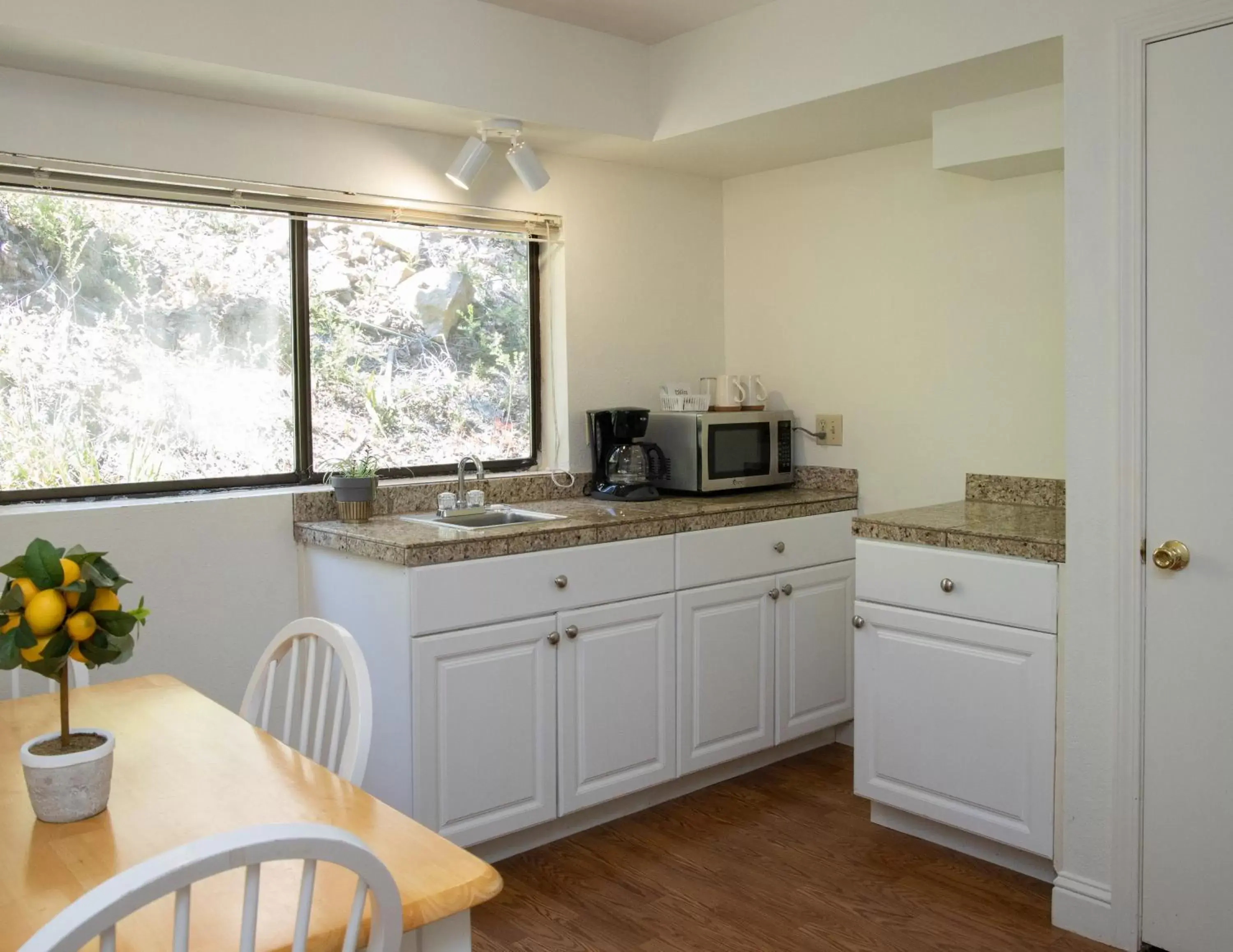 Kitchen/Kitchenette in The Occidental Lodge