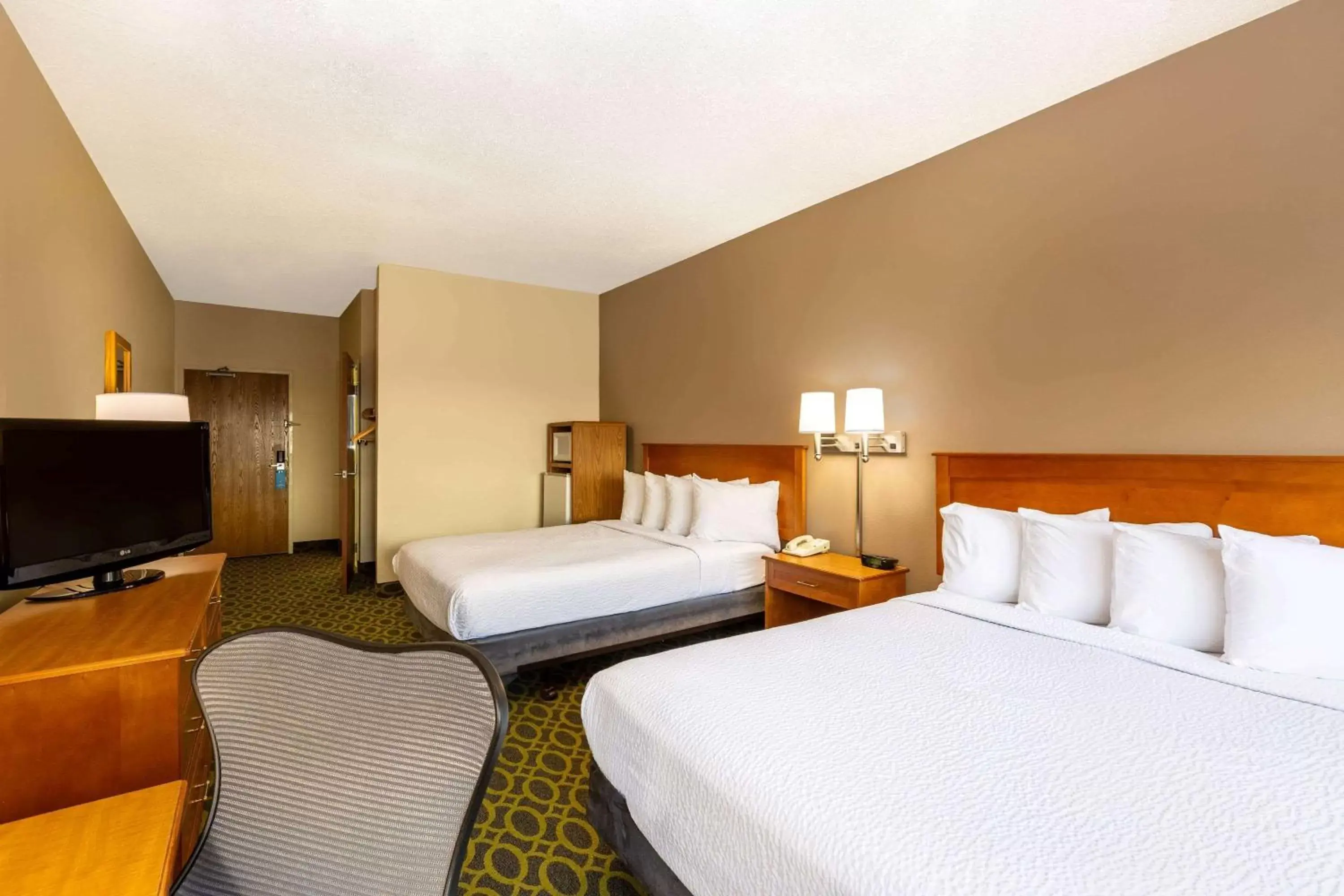 Photo of the whole room, Bed in Days Inn & Suites by Wyndham Madison