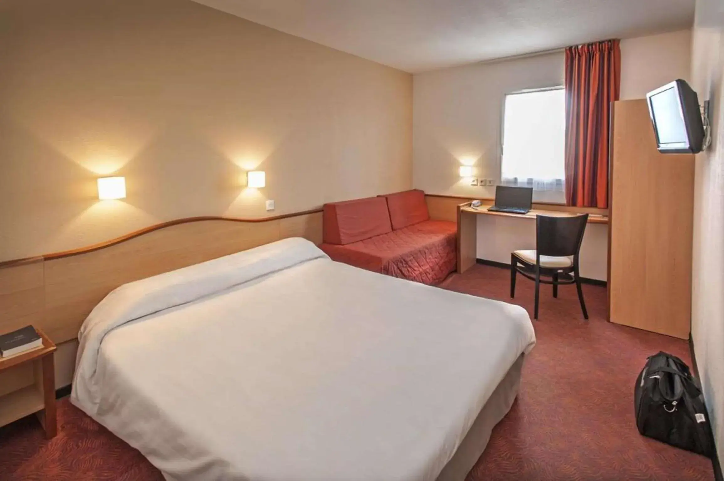 Bedroom, Bed in Brit Hotel Confort Montauban