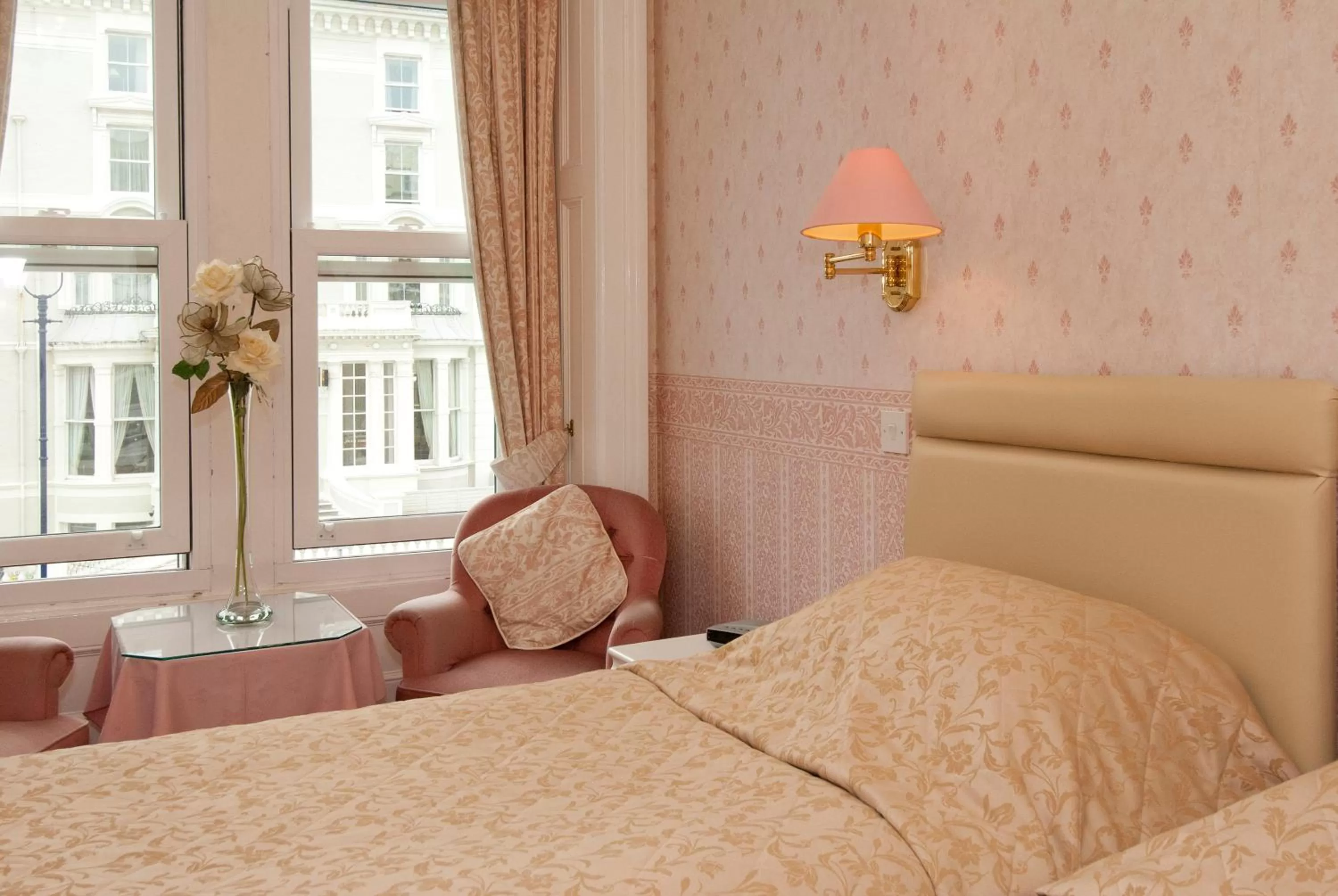 Bedroom, Bed in White Heather Hotel