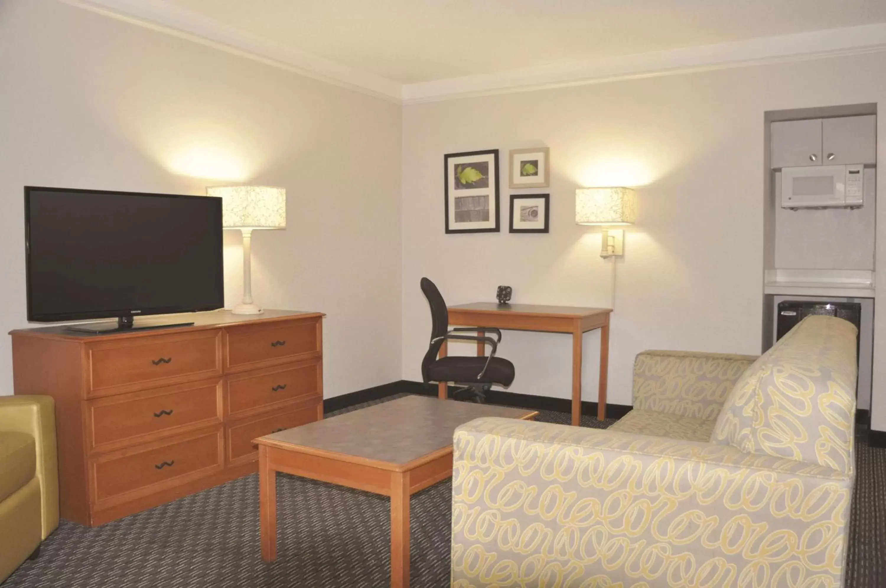 Photo of the whole room, TV/Entertainment Center in La Quinta Inn by Wyndham Dallas Uptown