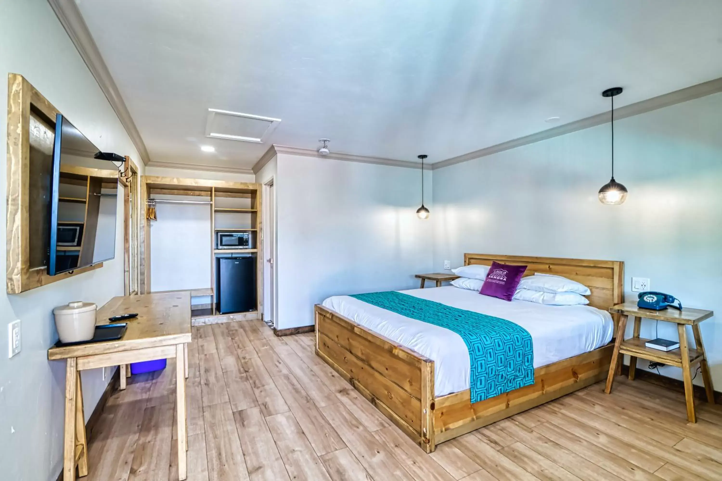 Bed in Ramona Valley Inn Bed in Ramona Valley Inn