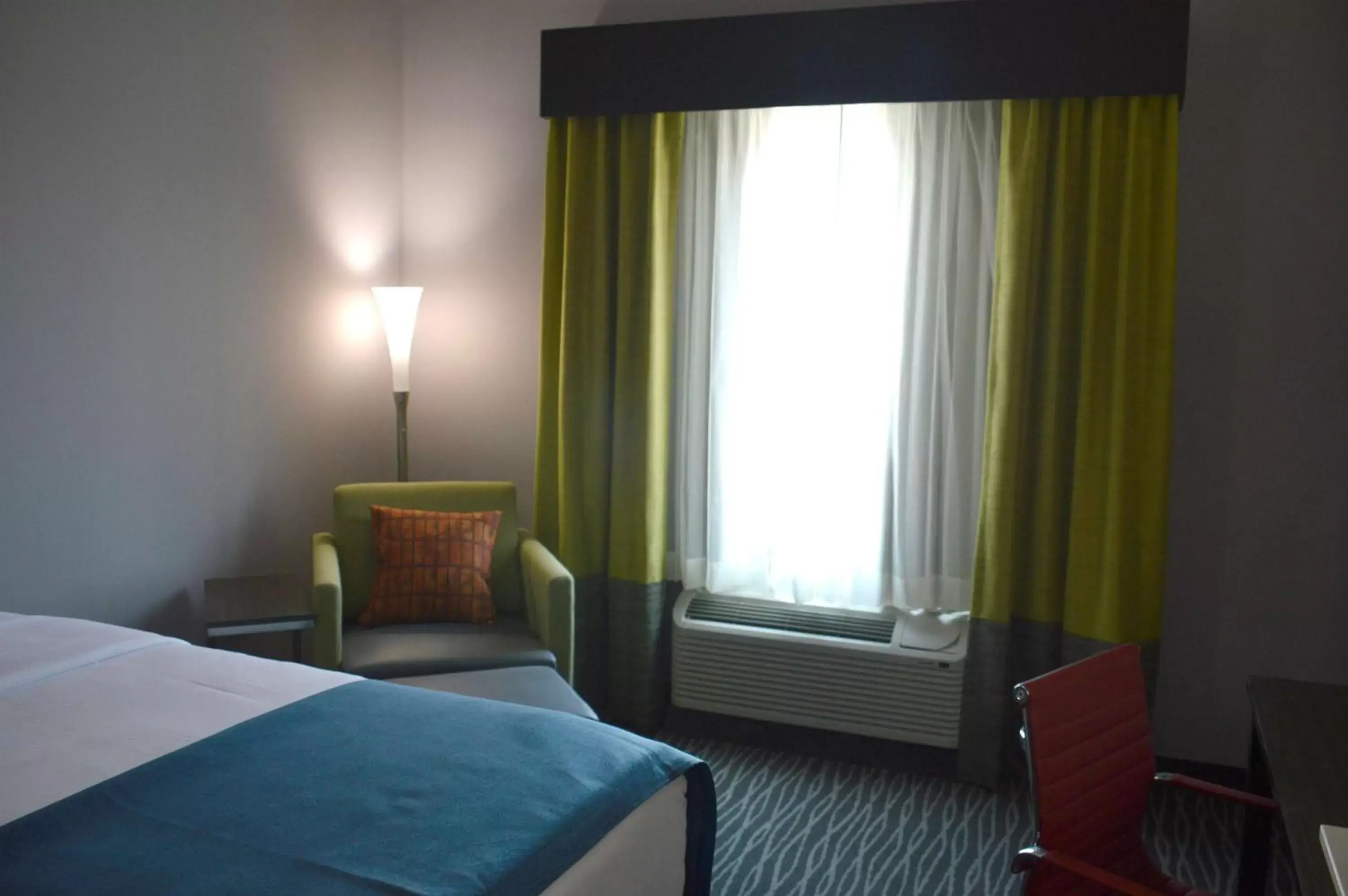 Photo of the whole room, Bed in Best Western Plus Airport Inn & Suites