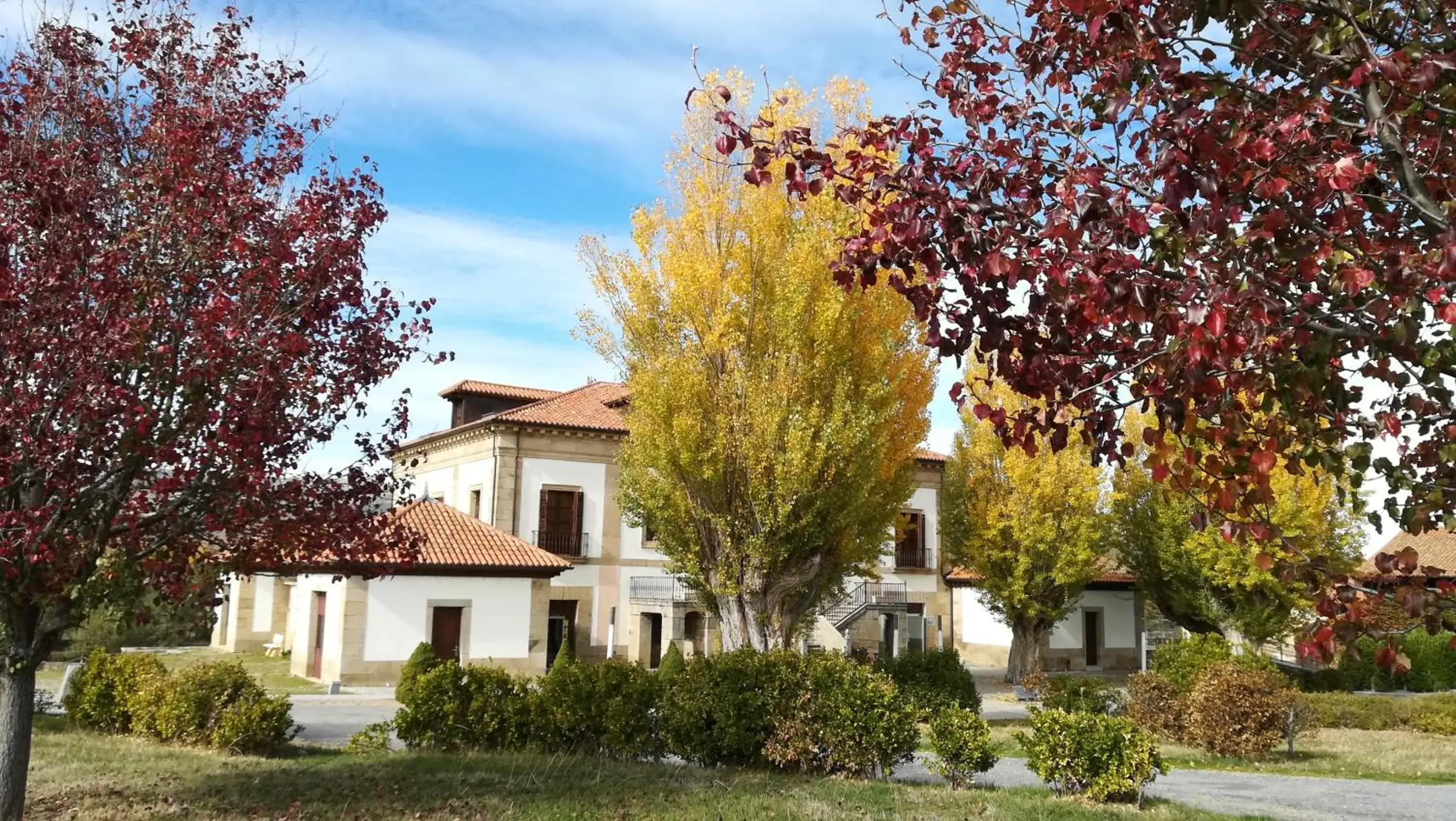 Facade/entrance, Property Building in Izan Puerta de Gredos