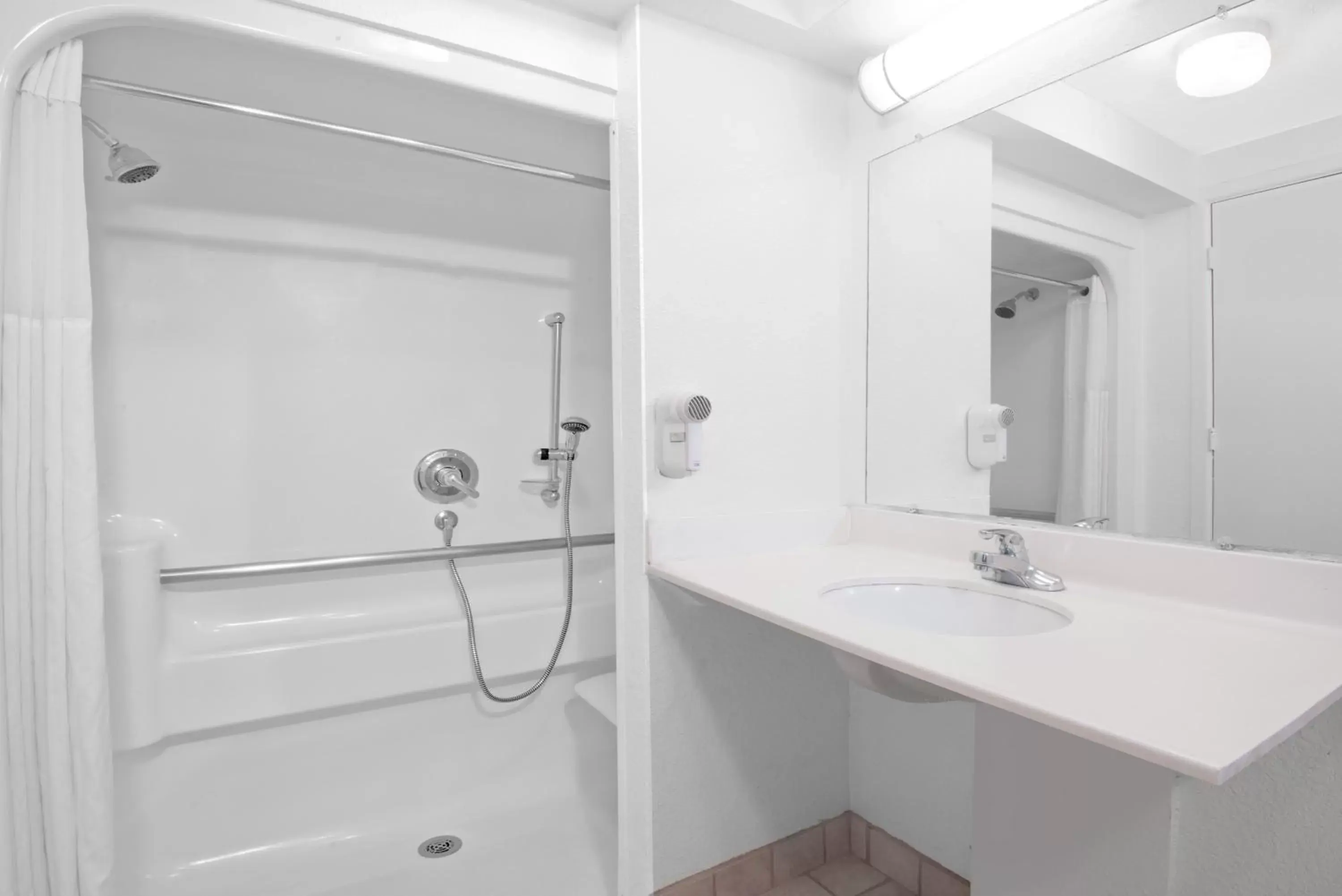 Other, Bathroom in Days Inn & Suites by Wyndham Clovis