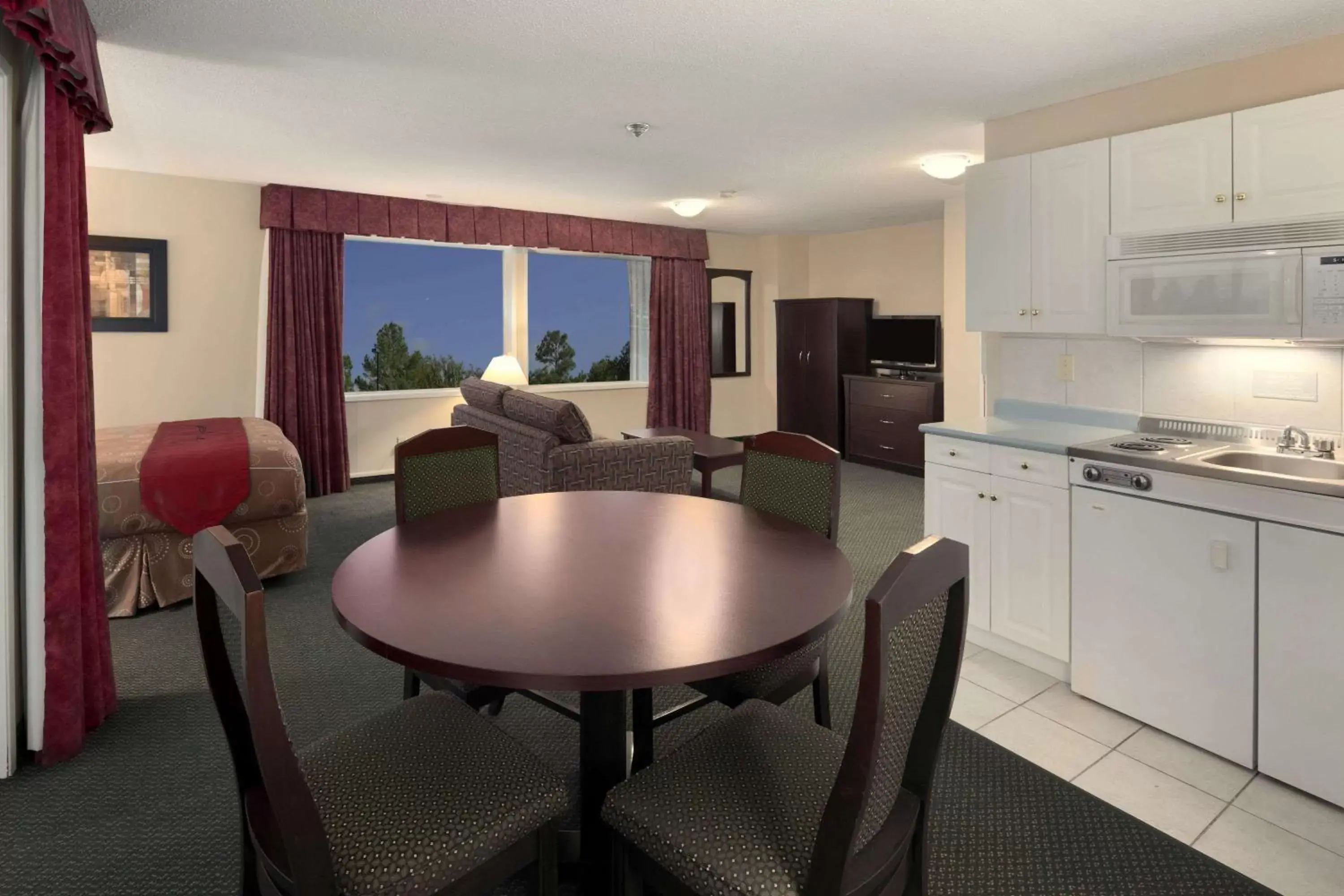 Photo of the whole room, Kitchen/Kitchenette in Travelodge by Wyndham Nanaimo