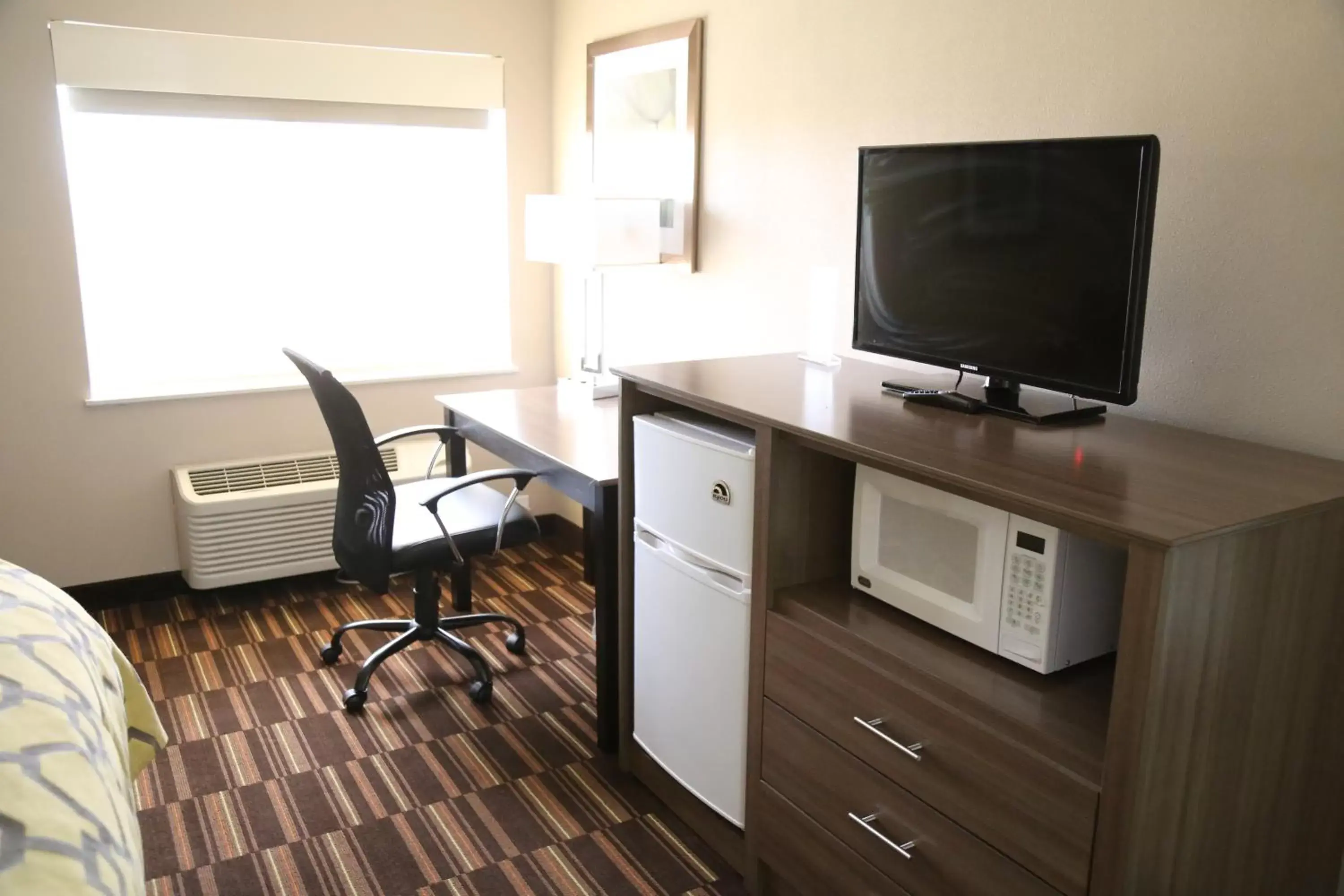 TV and multimedia in Baymont by Wyndham Plano