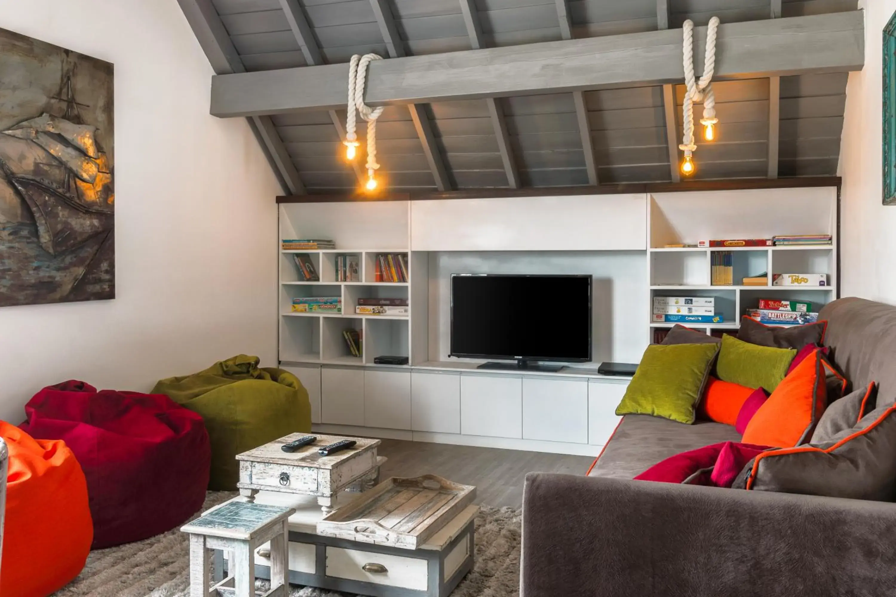 Library, Lounge/Bar in Kent Cottage