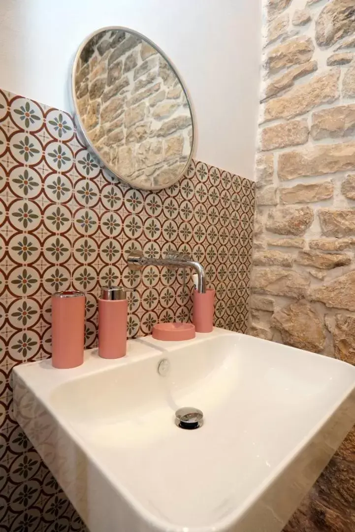 Bathroom in Cecenero Rooms