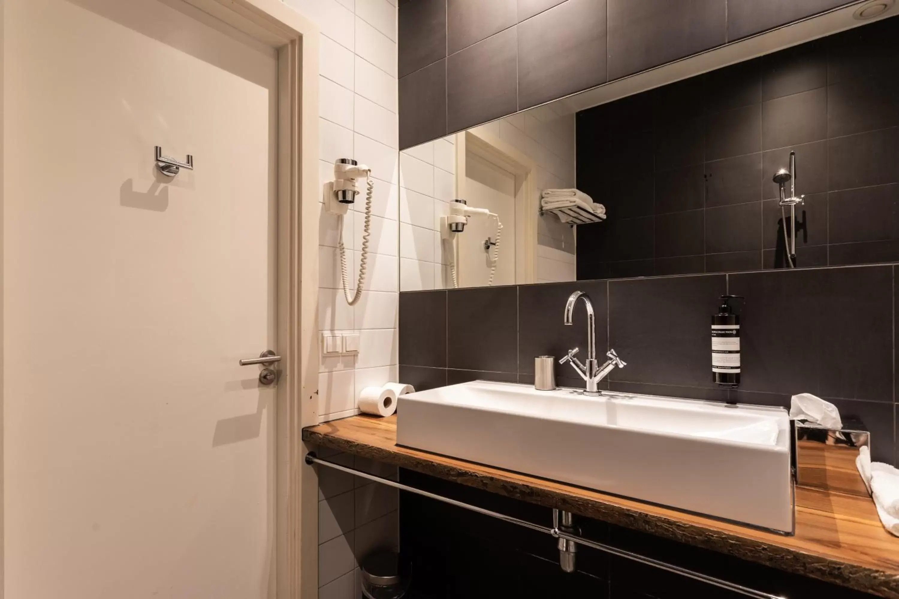 Shower, Bathroom in Weber Hotel 397