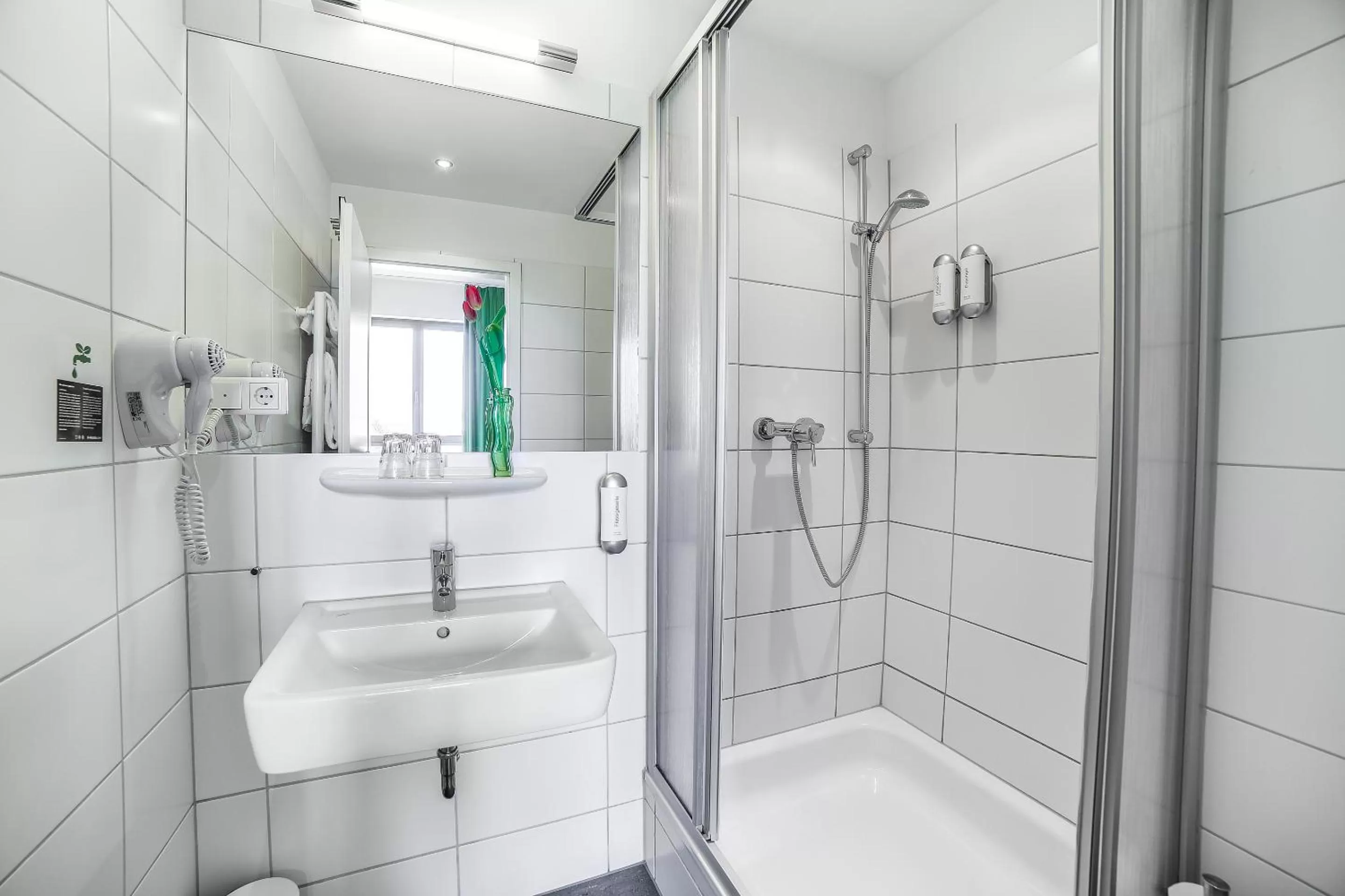 Shower in H+ Hotel 4Youth