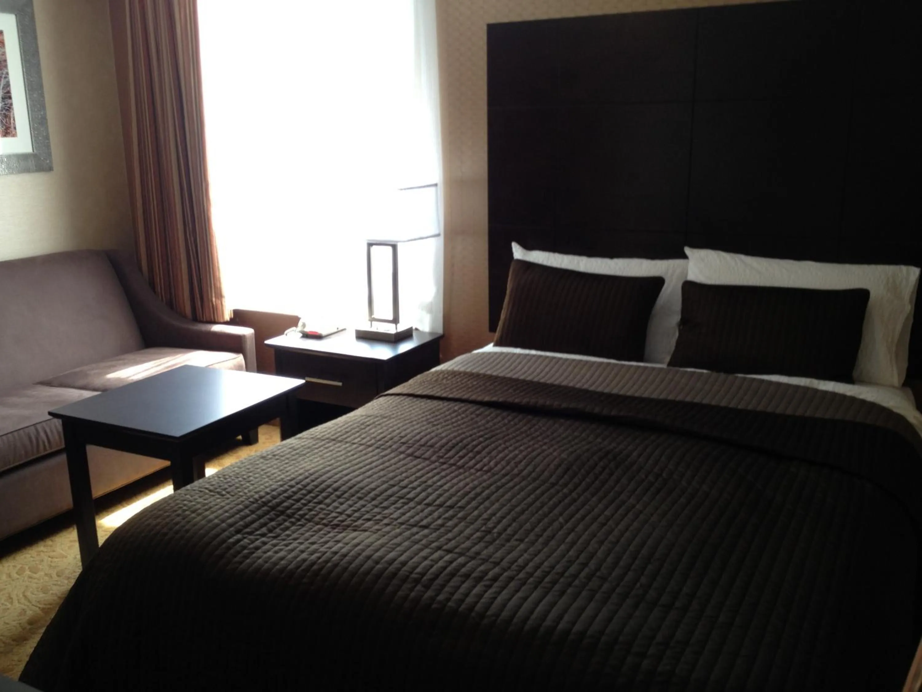 Bed in Mississauga Gate Inn