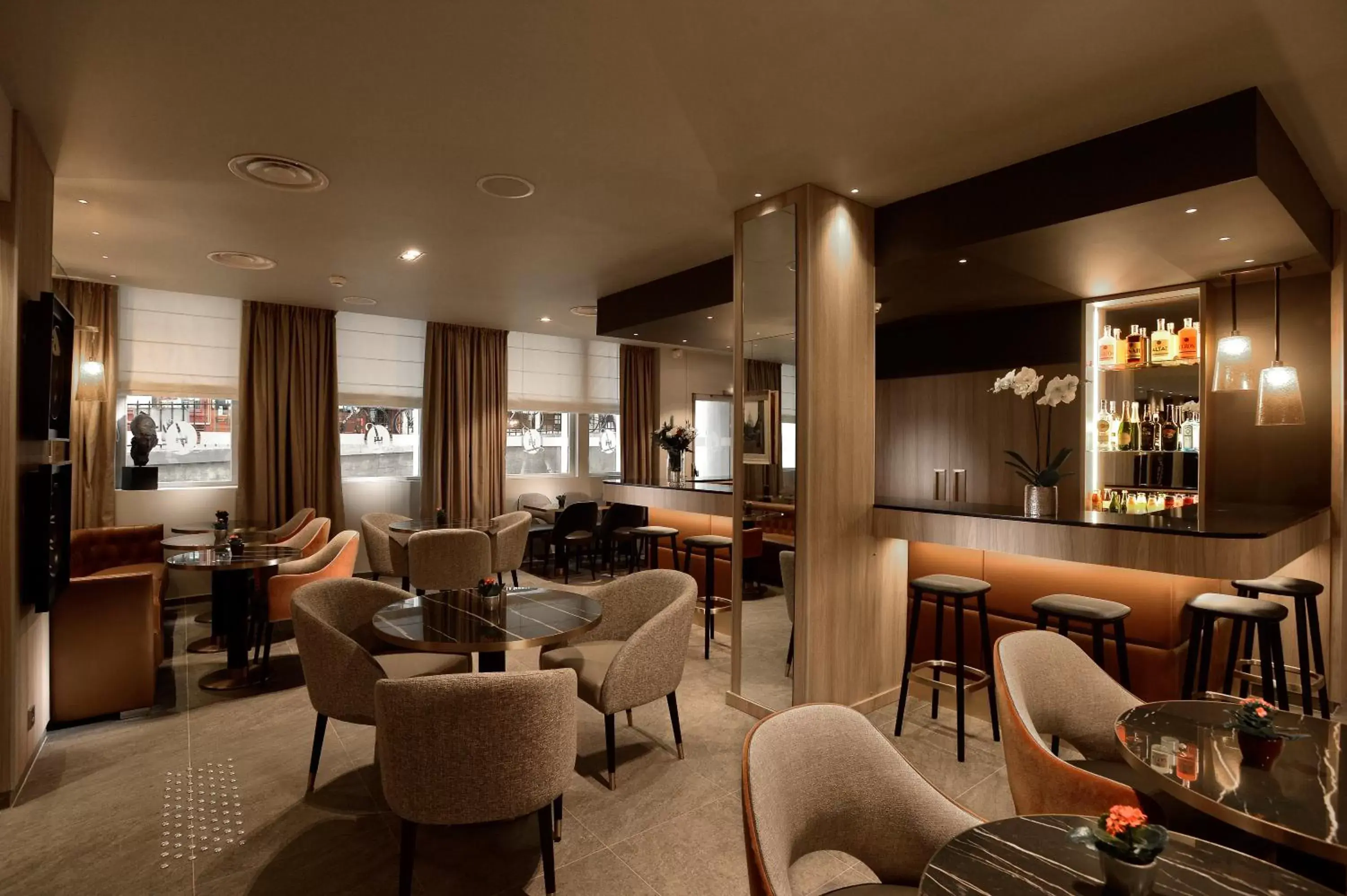 Lounge or bar in Hotel La Lanterne & Spa By Timhotel Lounge or bar in Hotel La Lanterne & Spa By Timhotel