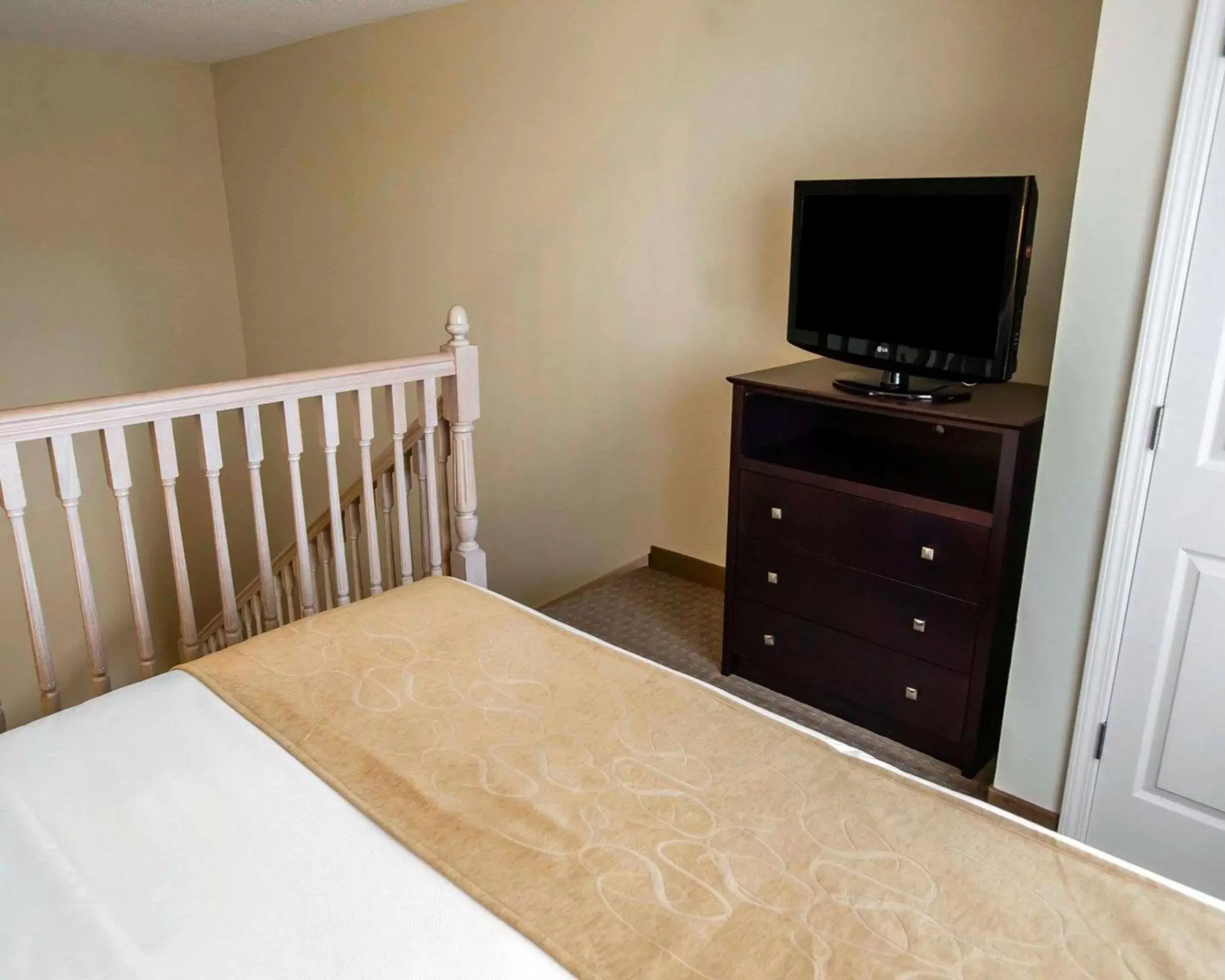 Photo of the whole room, Bed in Comfort Suites University Area Notre Dame-South Bend