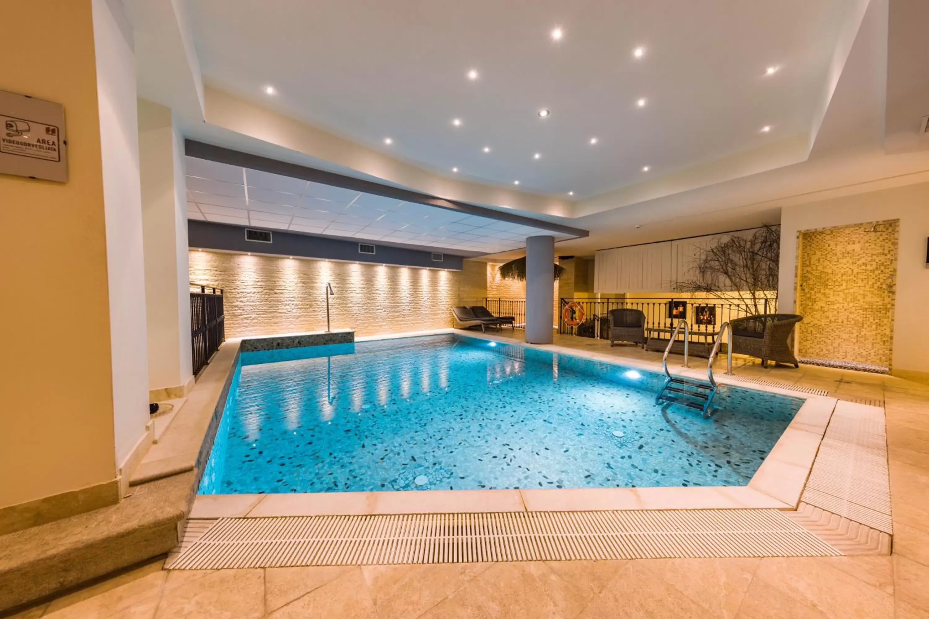 Swimming Pool in Hotel Relais Vecchio Maso