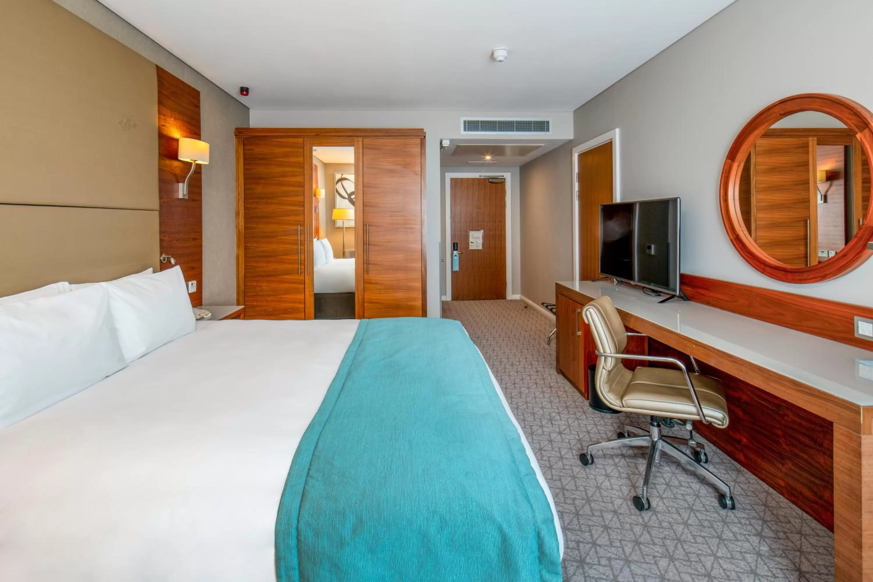 Photo of the whole room, Bed in Crowne Plaza London - Docklands by IHG