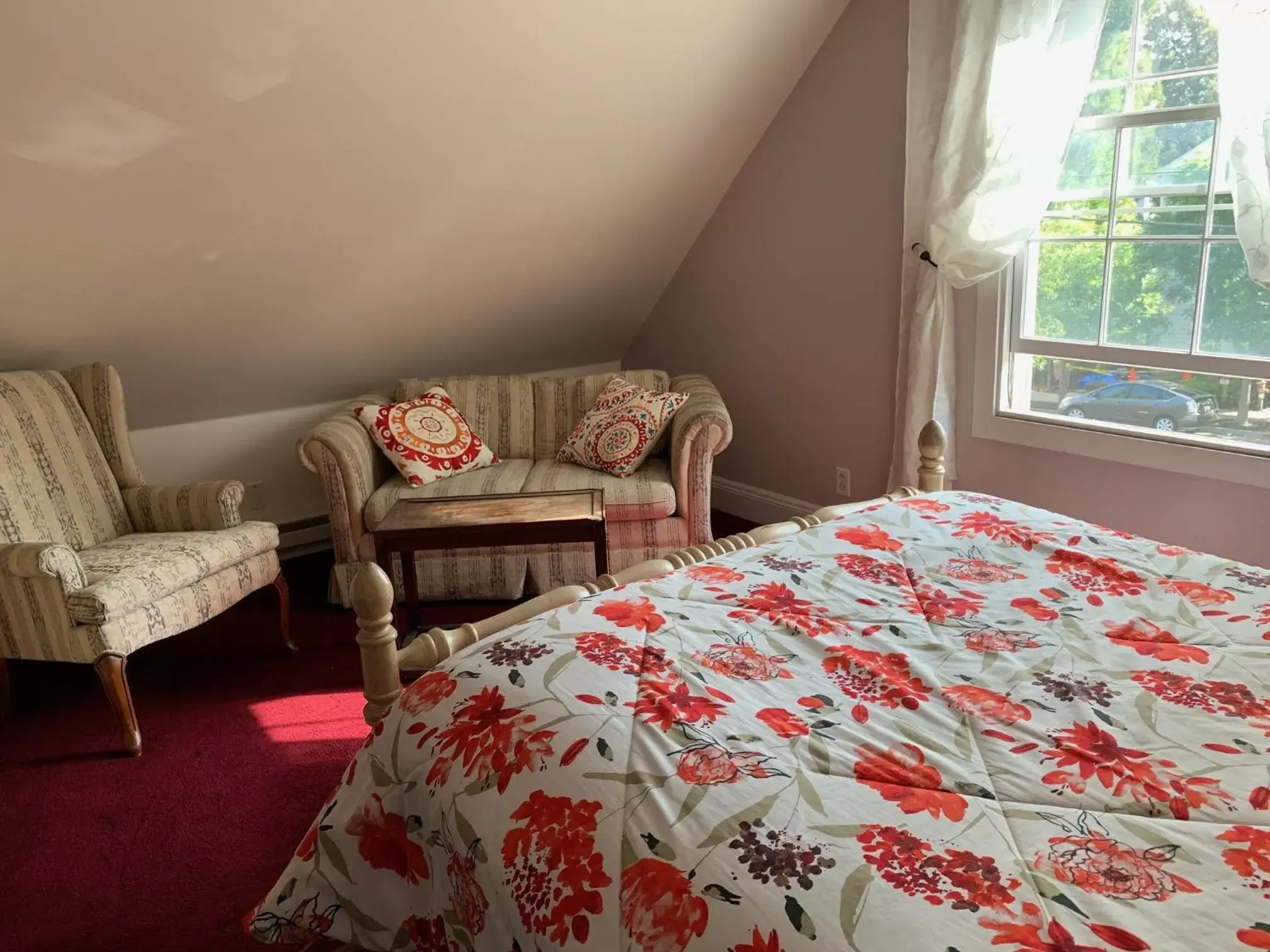 Seating area, Bed in The Inn at Benicia Bay