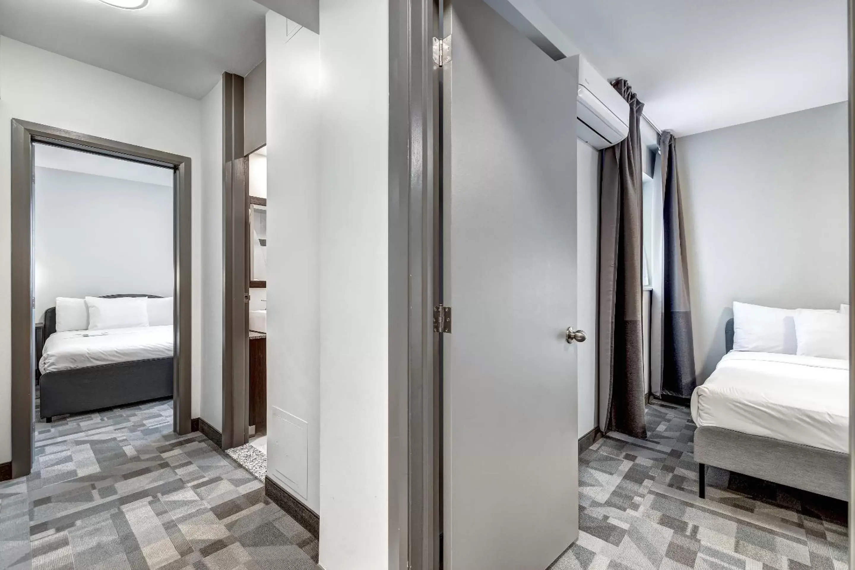 Bedroom, Bathroom in Terrasse Royale Hotel