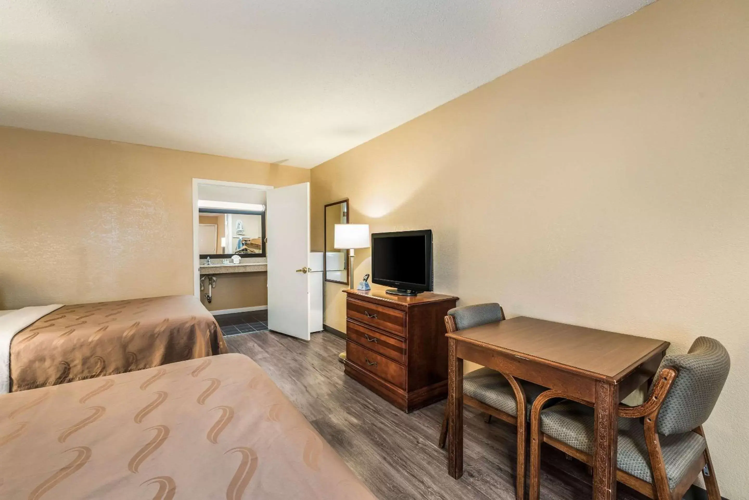 Photo of the whole room, Bed in Quality Inn Arkadelphia - University Area Photo of the whole room, Bed in Quality Inn Arkadelphia - University Area