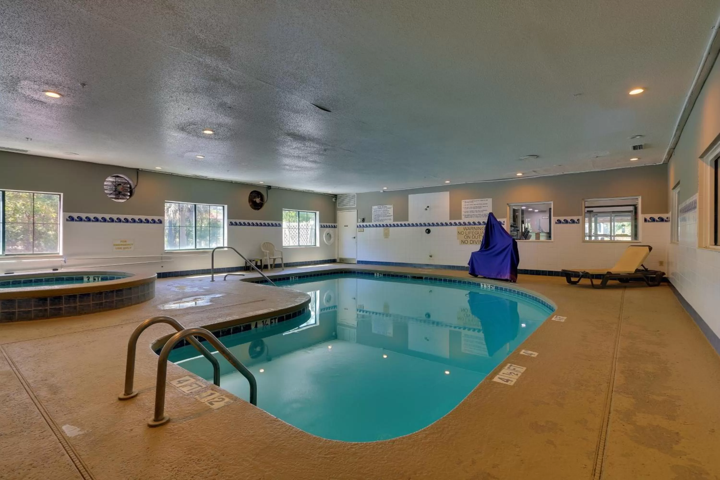 Swimming pool in Country Inn & Suites by Radisson, Savannah Gateway, GA