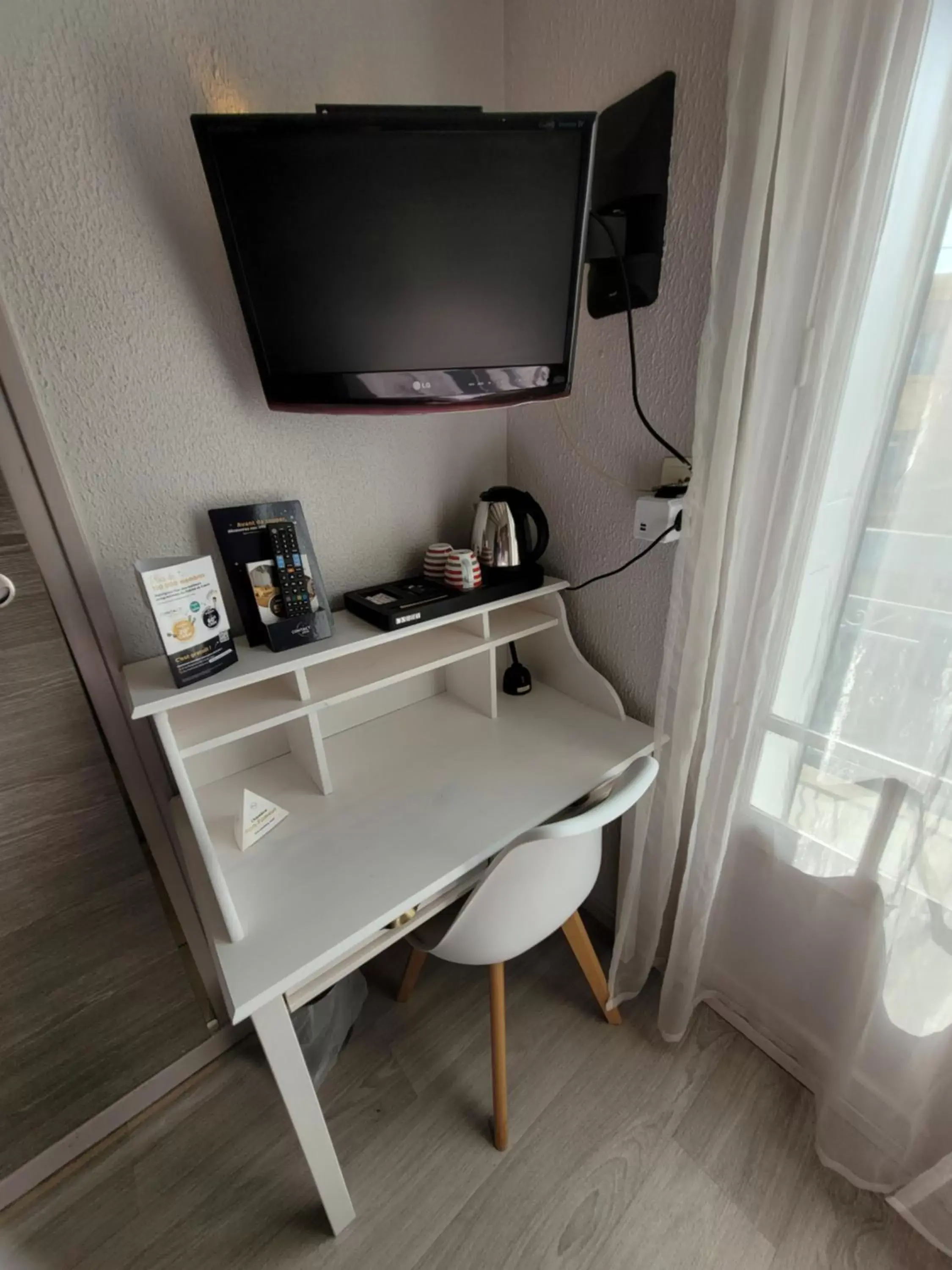 TV and multimedia, TV/Entertainment Center in Hotel Aragon