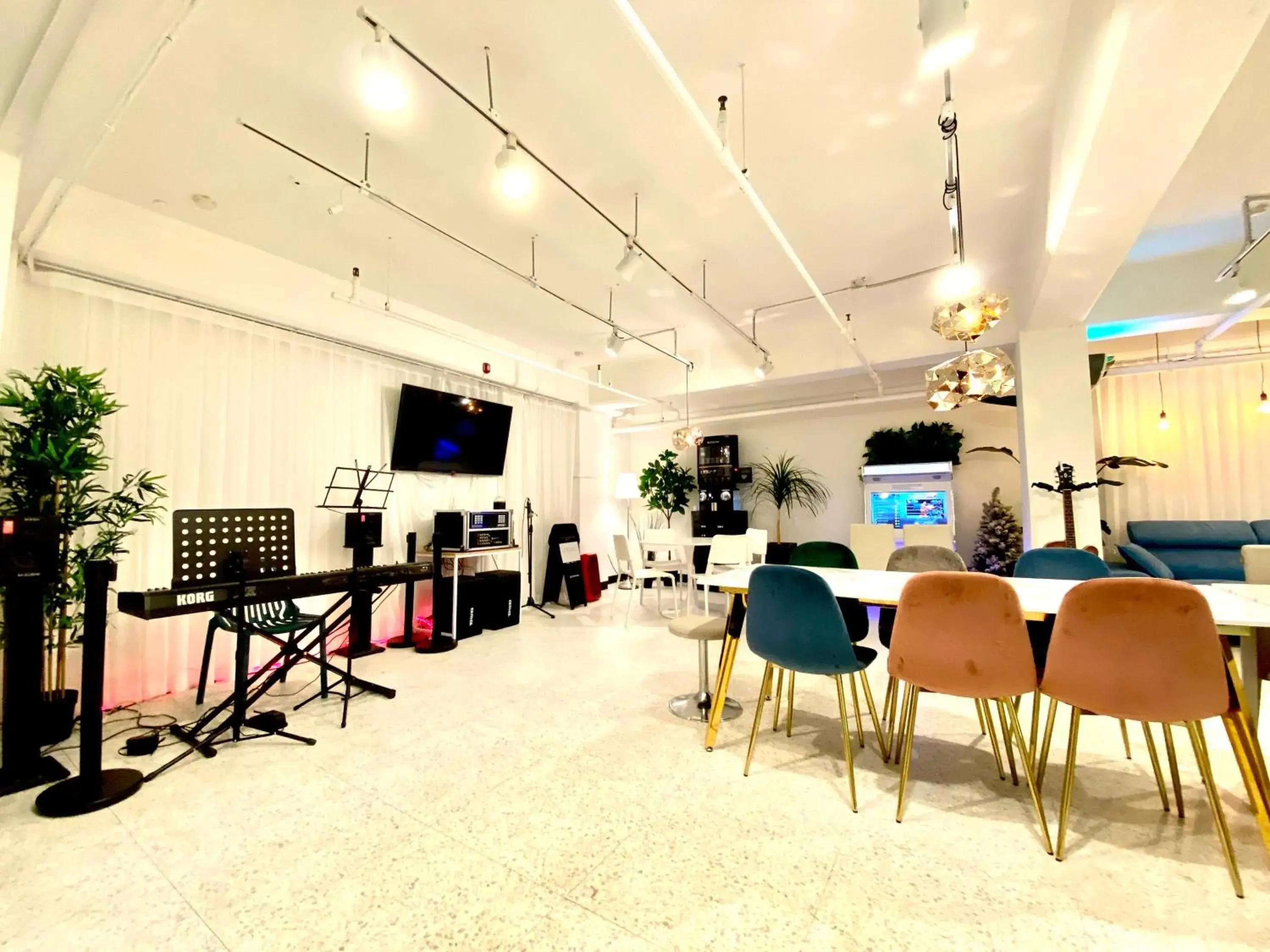 Communal lounge/ TV room in Namsan Forest Guesthouse