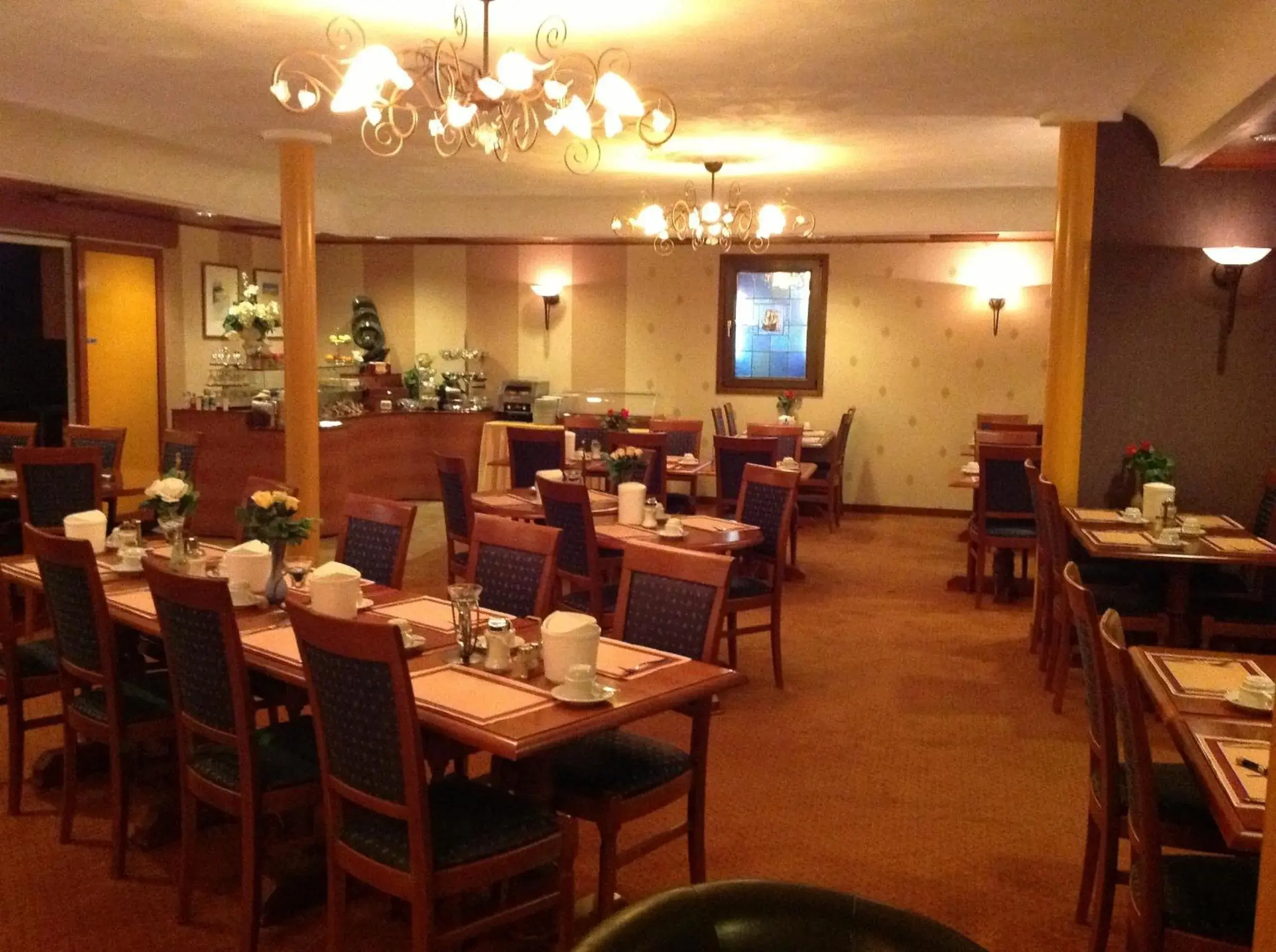 Restaurant/Places to Eat in SuyderSee Hotel