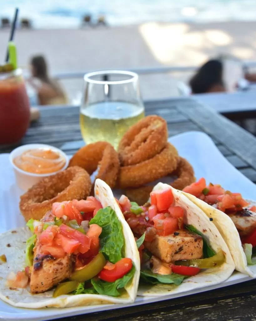 Restaurant/places to eat in Sun Tower Hotel & Suites on the Beach