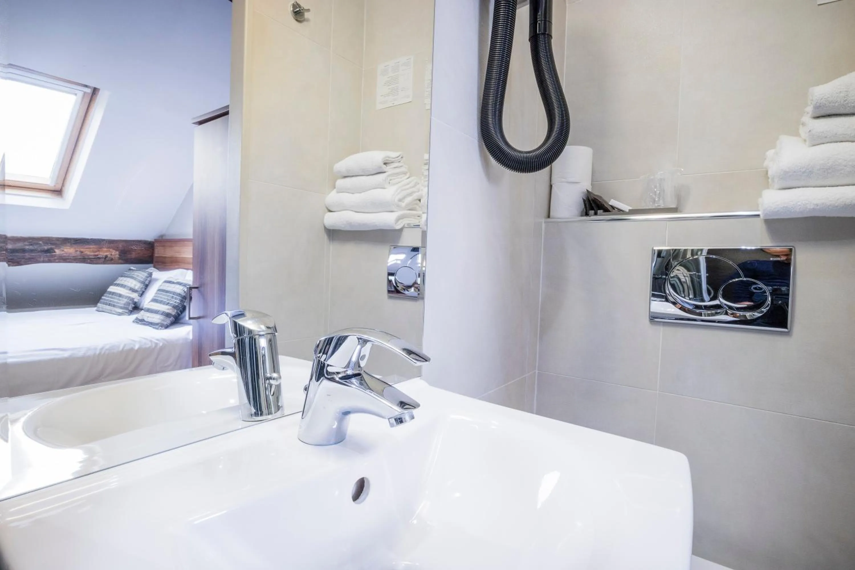 Photo of the whole room in Hotel Chabrol Opera