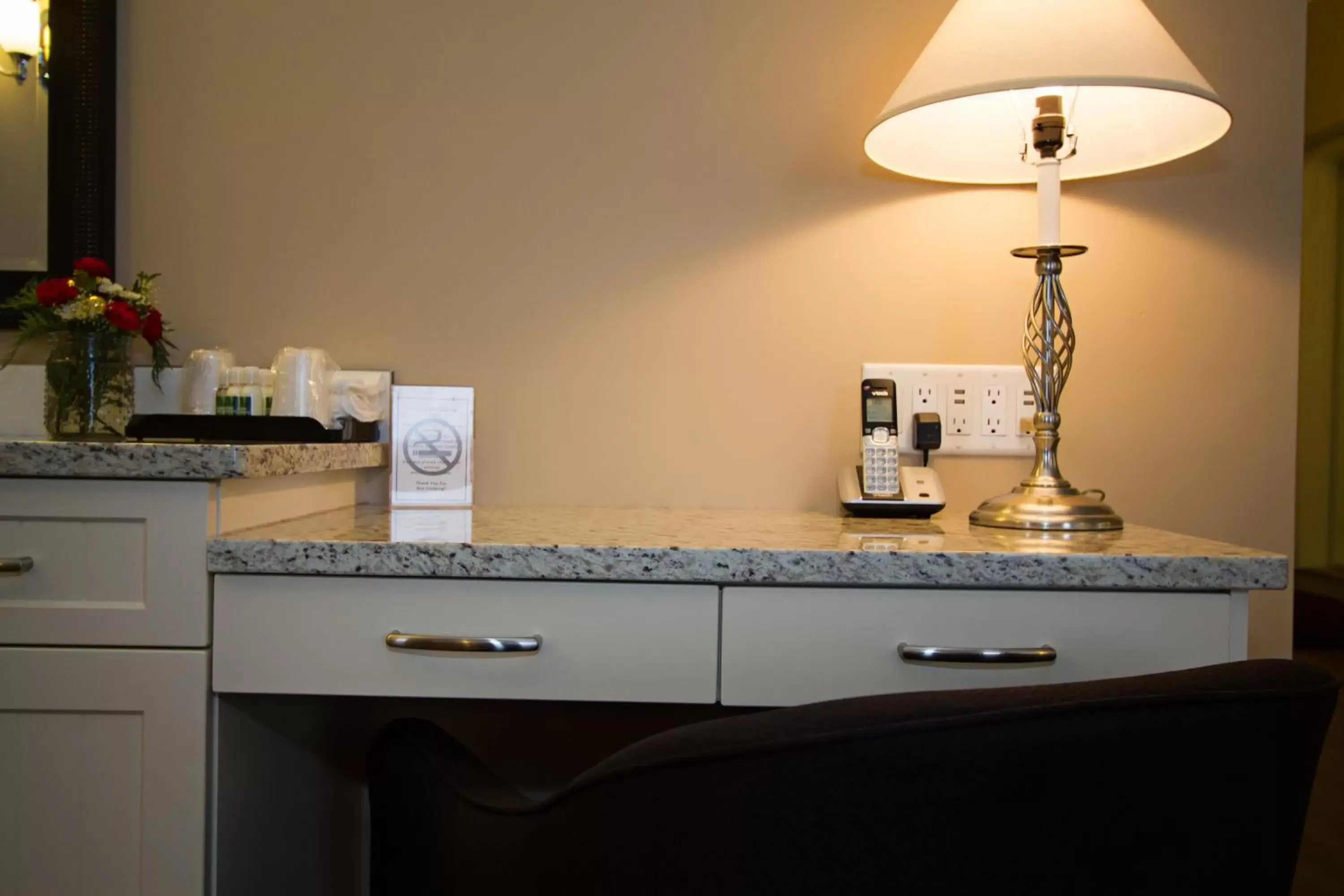 Seating area in Glenwood Inn & Suites