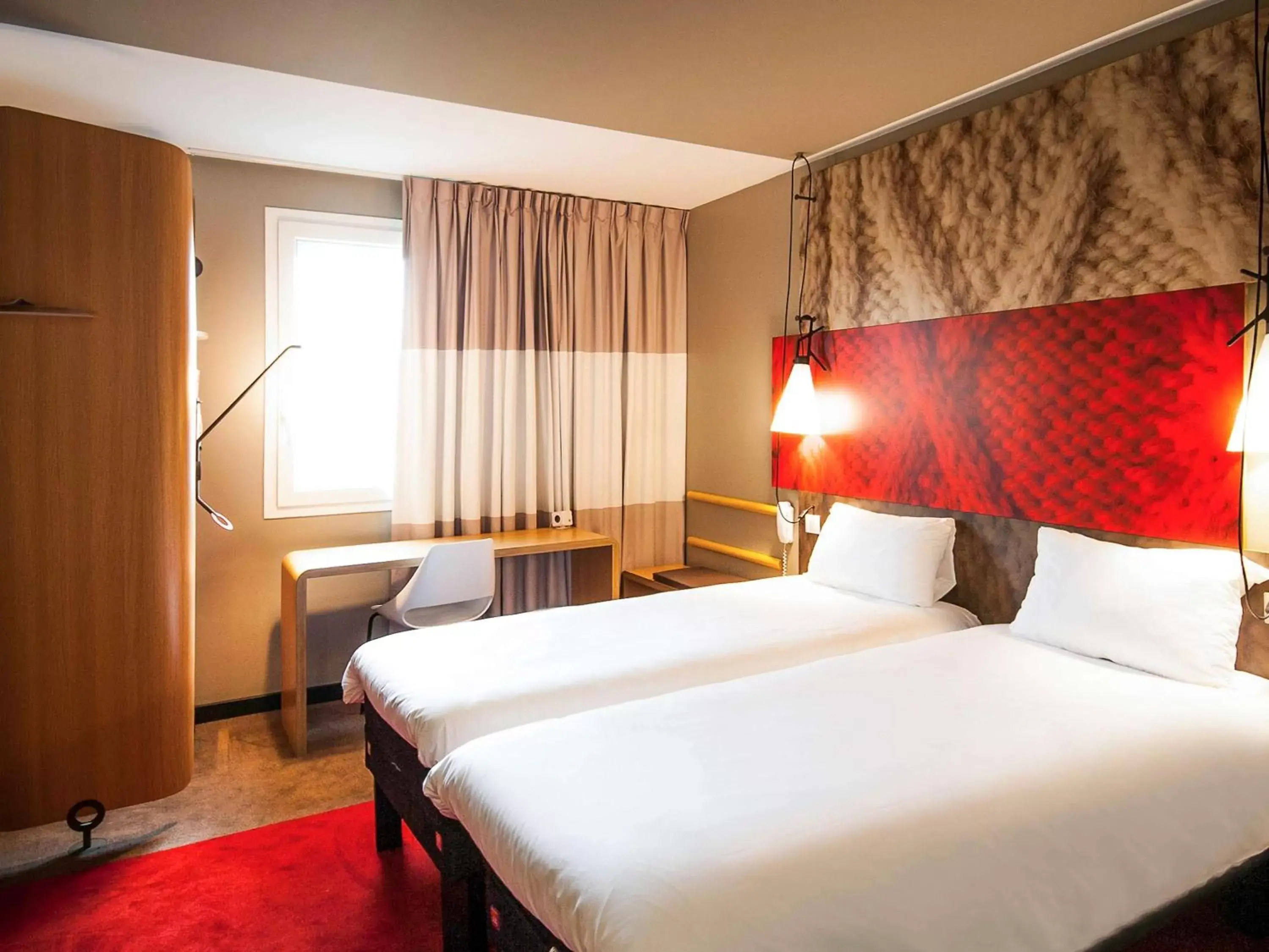 Photo of the whole room, Bed in ibis Paris La Defense Courbevoie