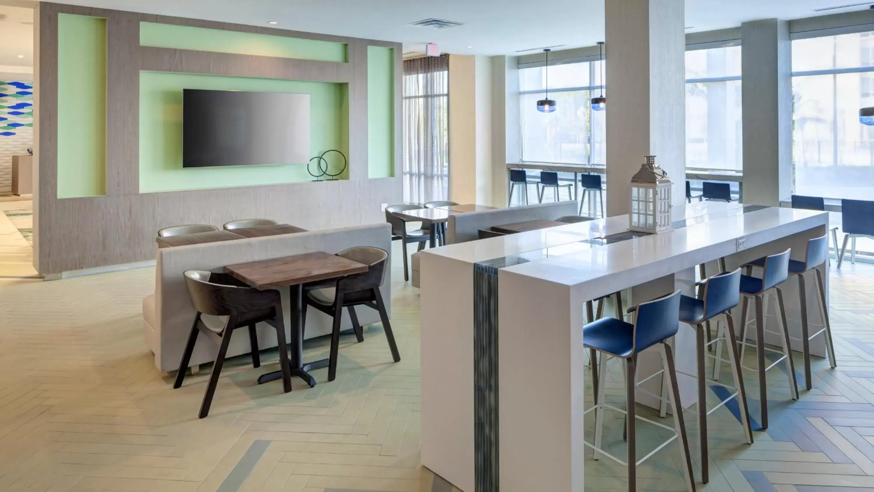 Property building, Dining Area in Holiday Inn Express & Suites - Orlando At Seaworld, an IHG Hotel