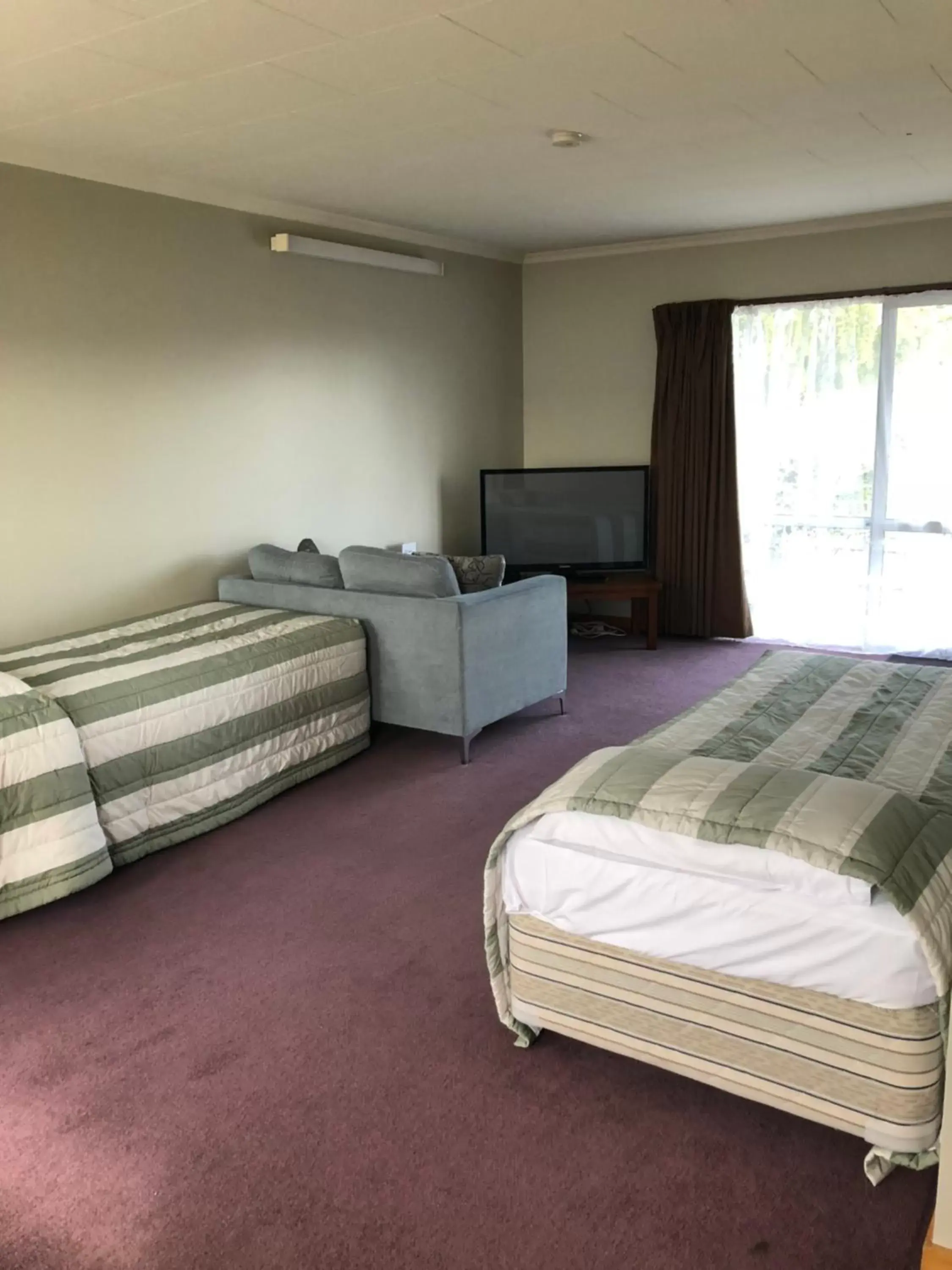 Bed in Lilybrook Motel