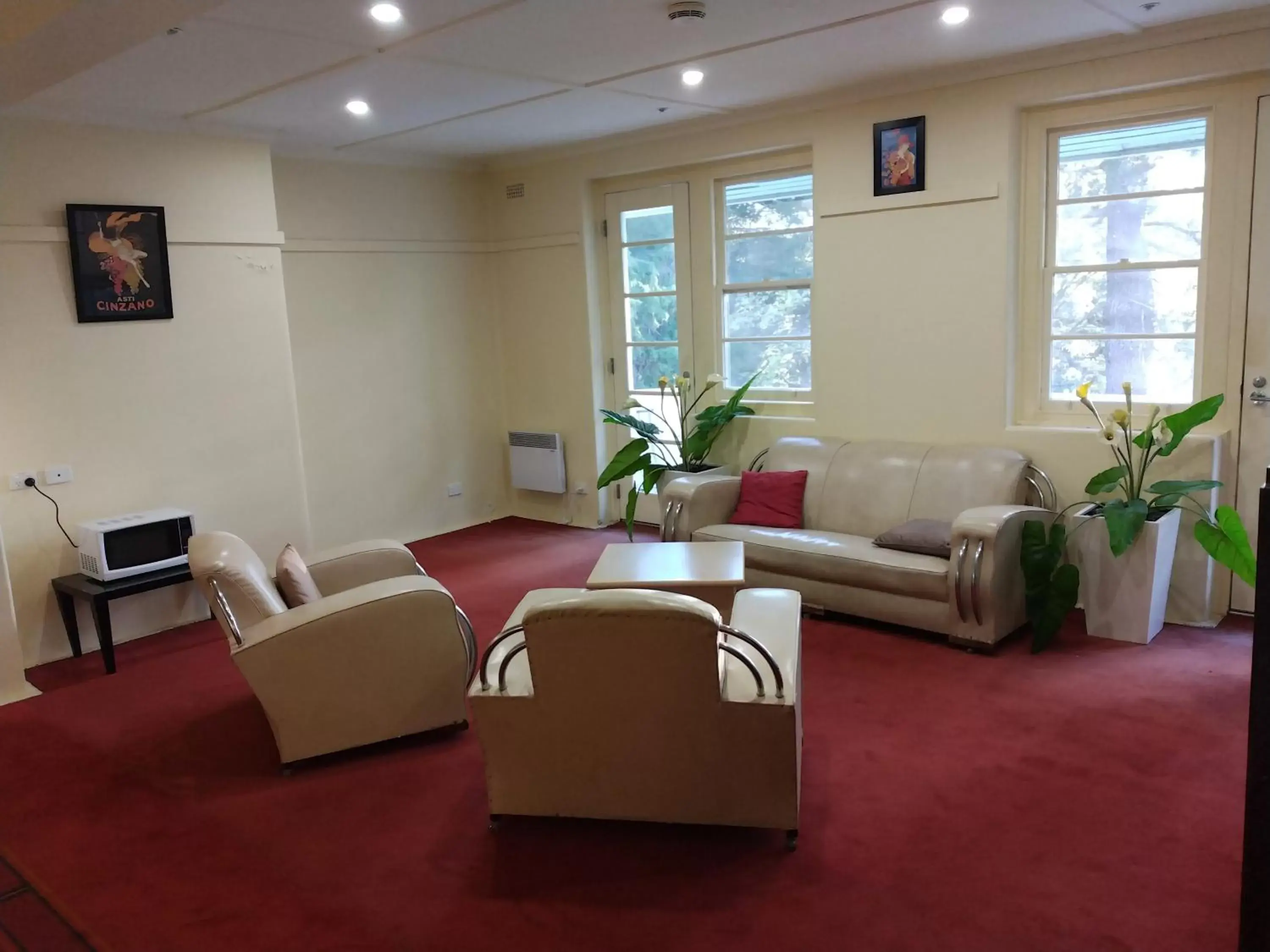 Nightclub / DJ, Seating Area in Linaker Art Deco Motel