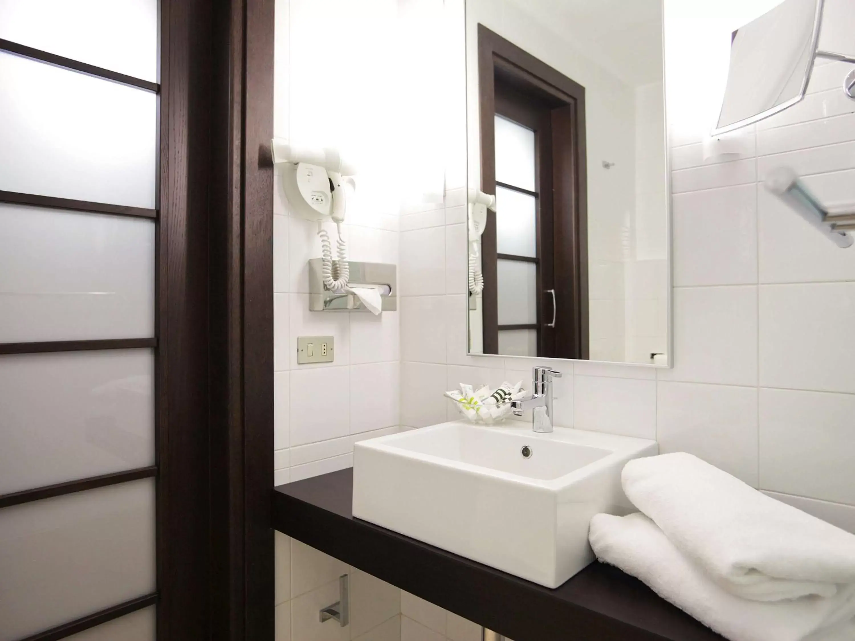 Photo of the whole room, Bathroom in Mercure Napoli Centro Angioino