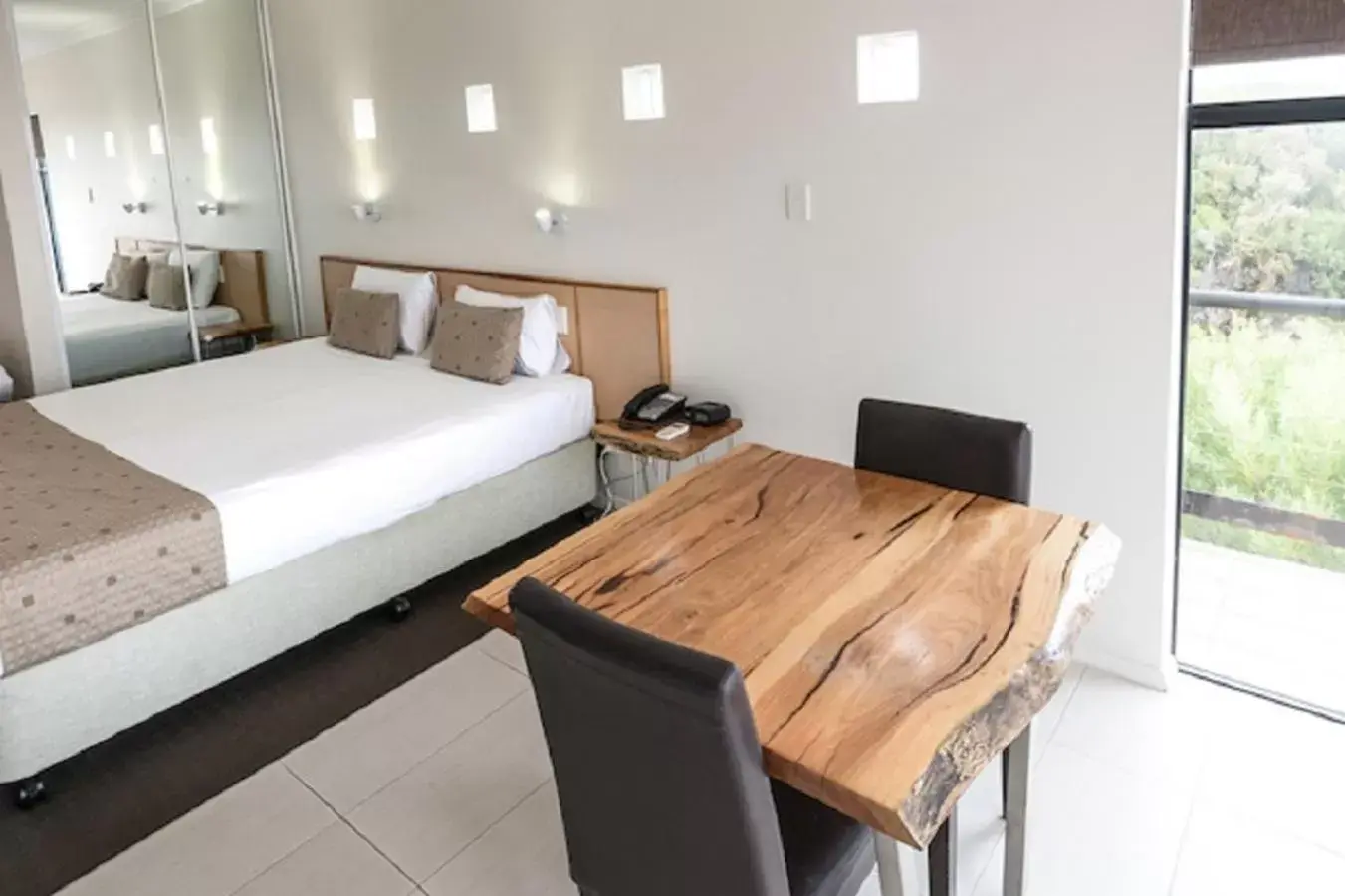 Kitchen or kitchenette, Bed in Margarets Beach Resort Kitchen or kitchenette, Bed in Margarets Beach Resort