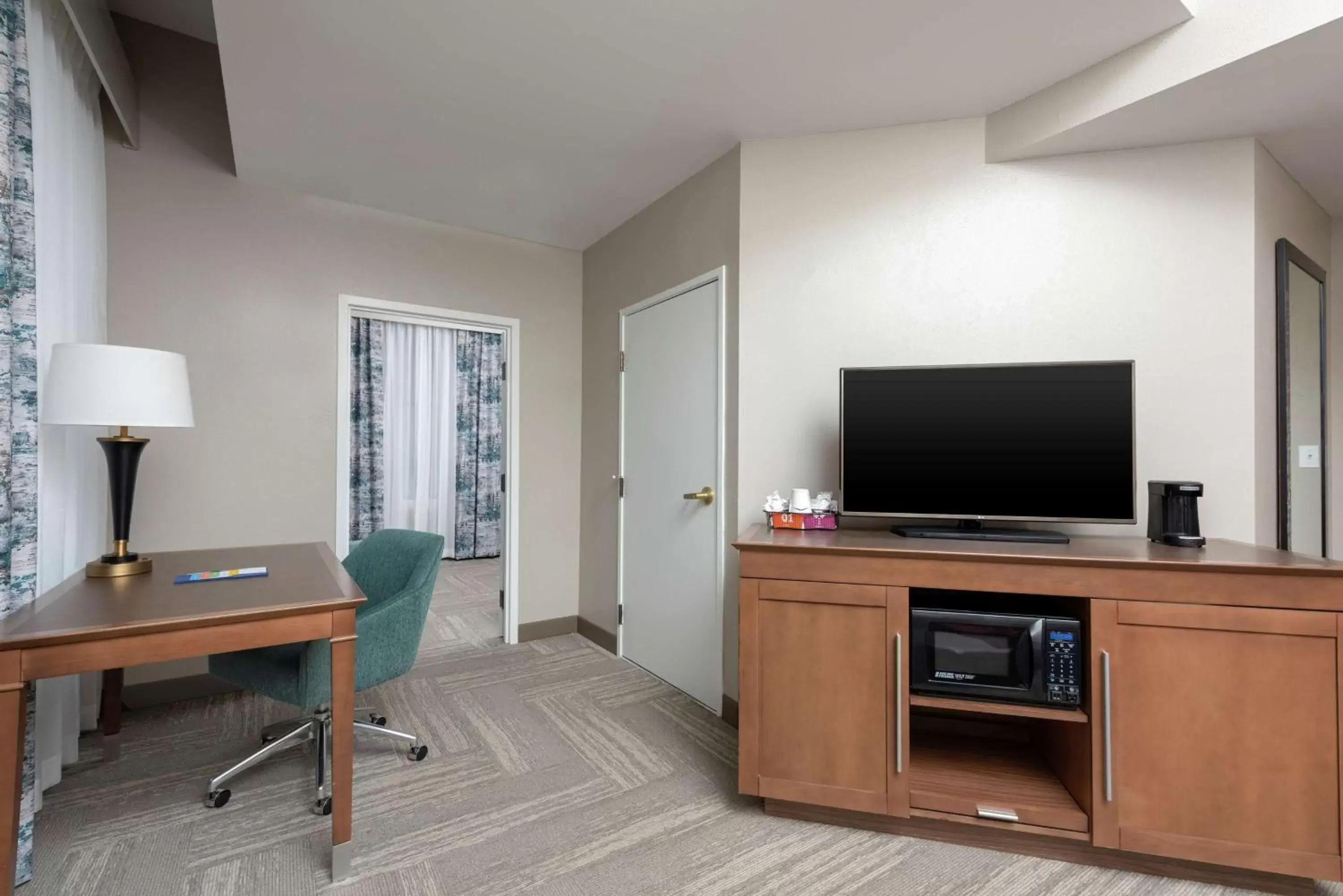 Bedroom, TV/Entertainment Center in Hampton Inn Indianapolis Downtown Across from Circle Centre